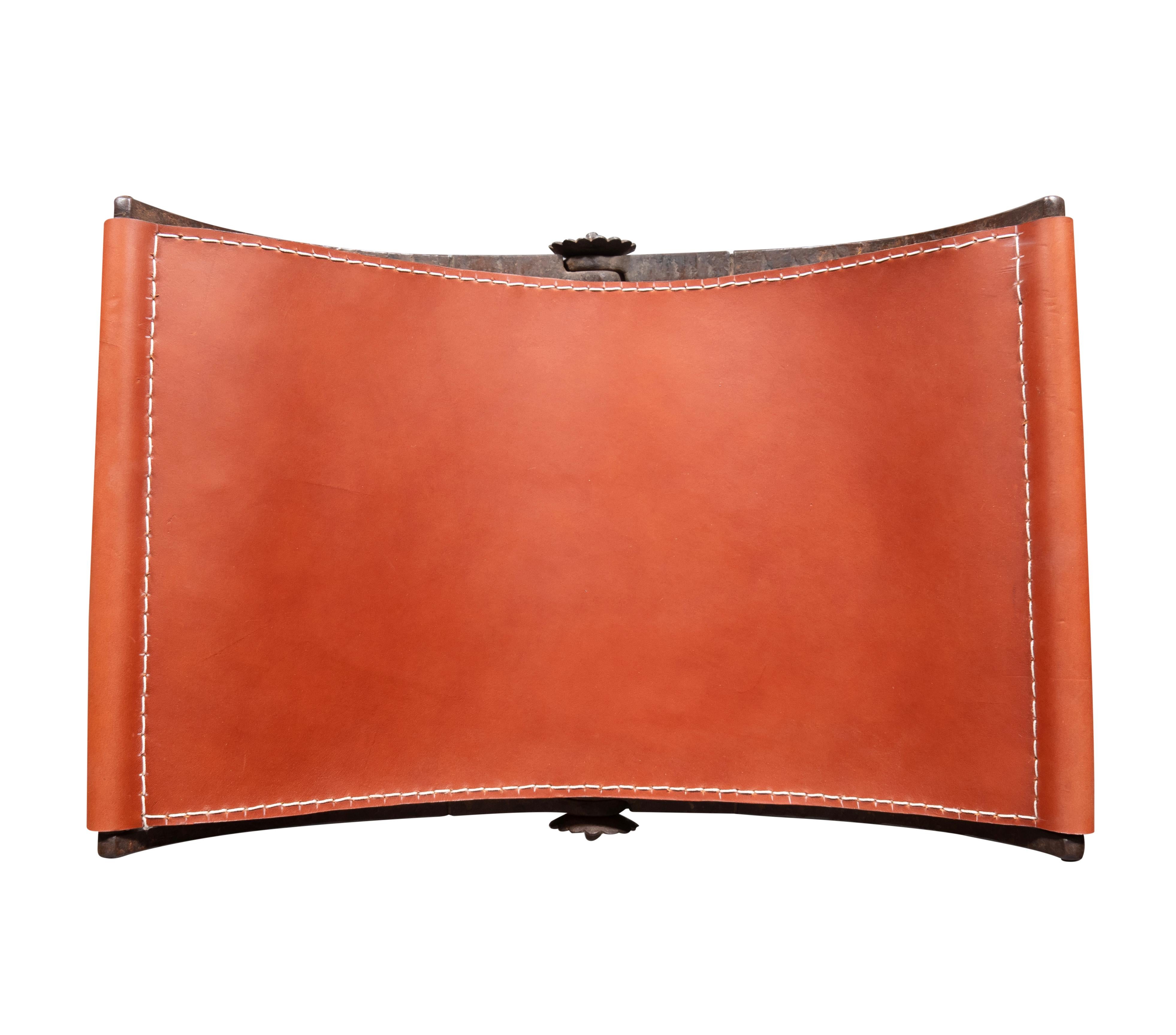 Schmiedeeisen und Lederbank im spanischen Stil im Angebot 2