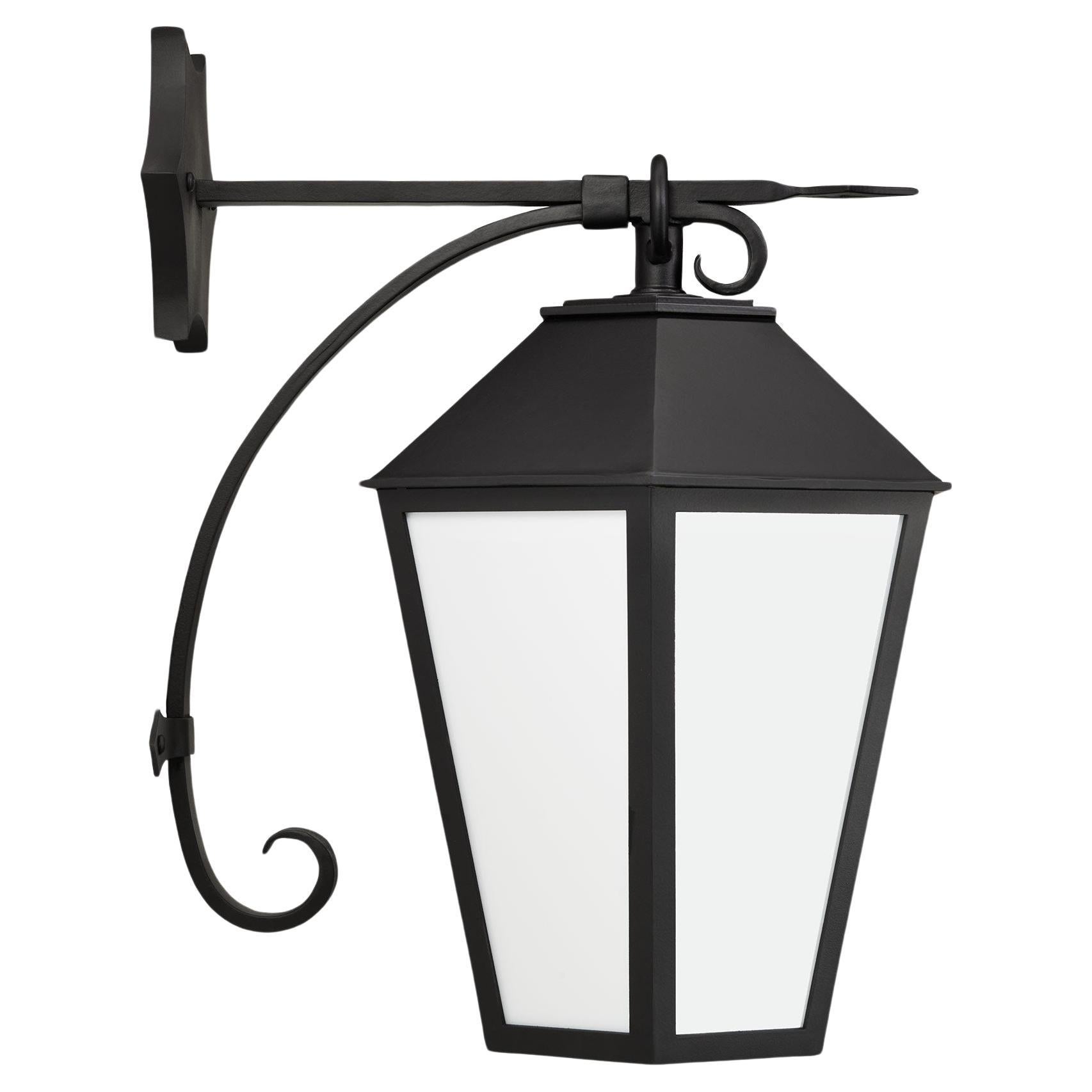 Cette lanterne de qualité patrimoniale conçue par l'architecte Anthony Grumbine présente une forme conique classique, un bras courbé spectaculaire et des détails en forme d'étoile. Ce grand luminaire hexagonal est remarquable dans de nombreux