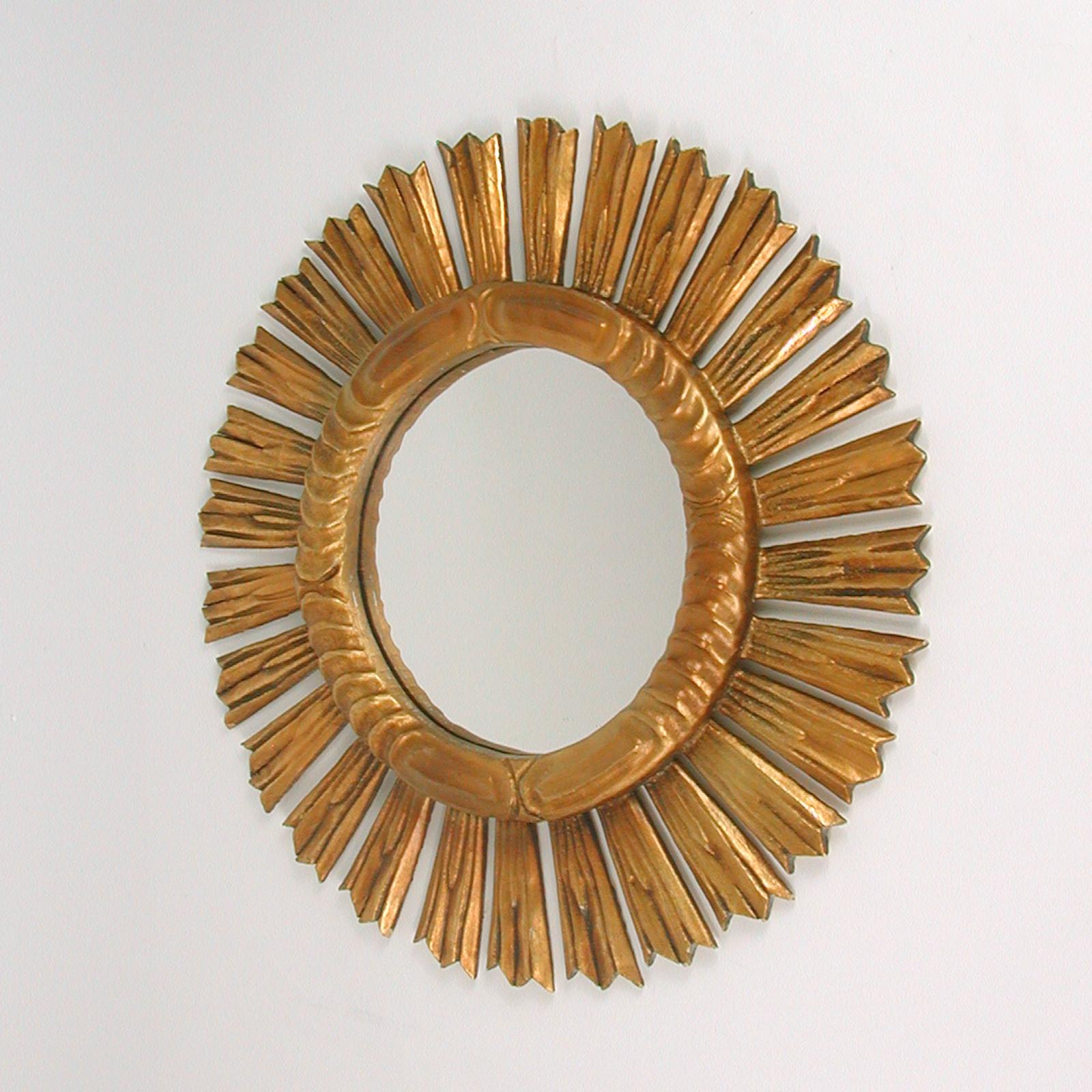 Baroque Miroir espagnol en bois doré sculpté Sunburst, années 1940 à 1950 en vente