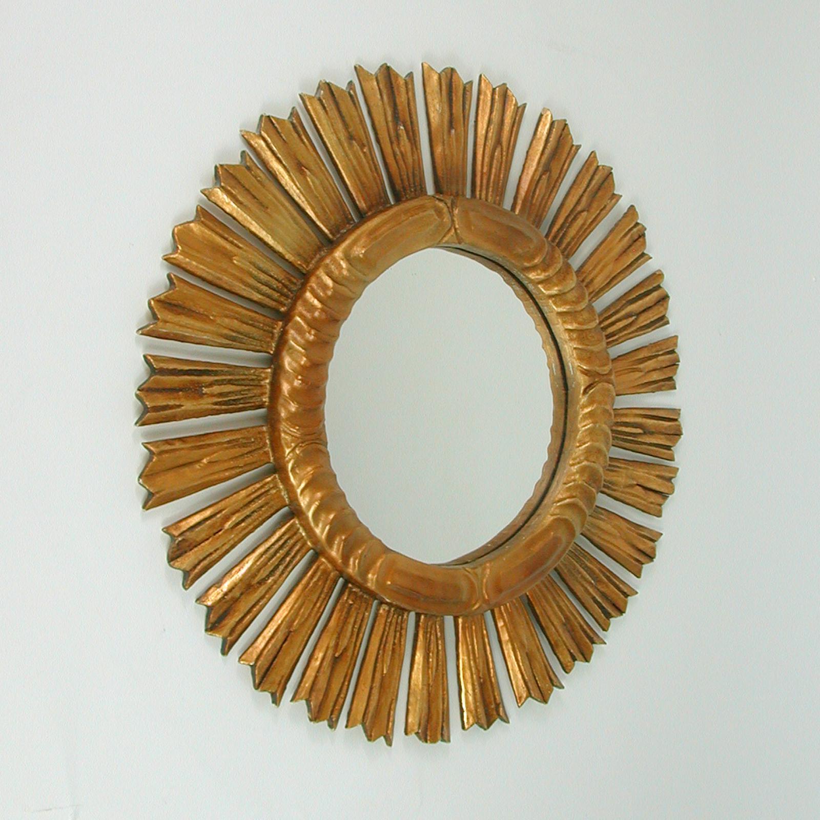 Spanischer Sunburst-Spiegel aus geschnitztem vergoldetem Holz, 1940er bis 1950er Jahre (Geschnitzt) im Angebot