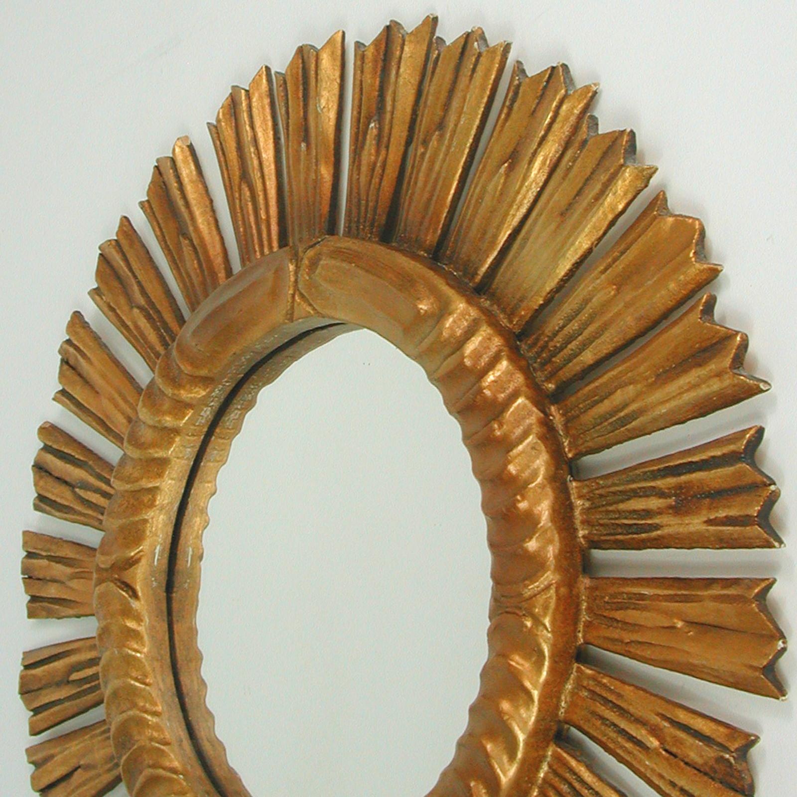 20ième siècle Miroir espagnol en bois doré sculpté Sunburst, années 1940 à 1950 en vente