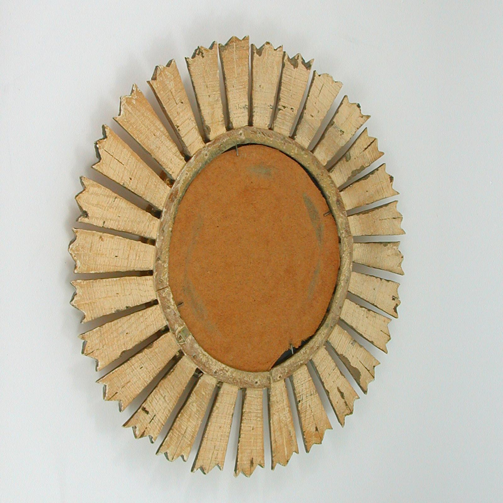 Spanischer Sunburst-Spiegel aus geschnitztem vergoldetem Holz, 1940er bis 1950er Jahre im Angebot 3
