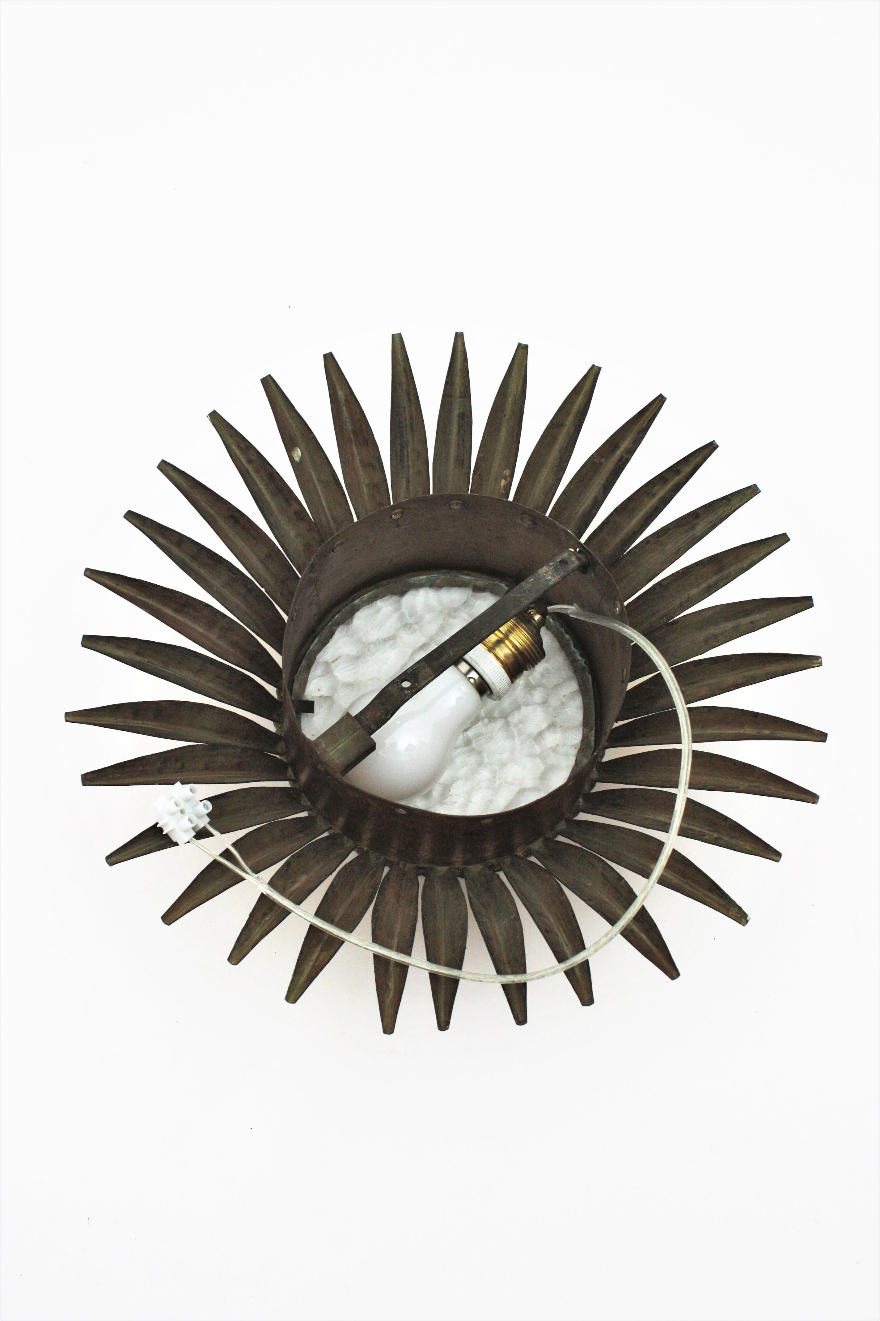 Plafonnier espagnol Sunburst Crown, fer doré et verre texturé en vente 5