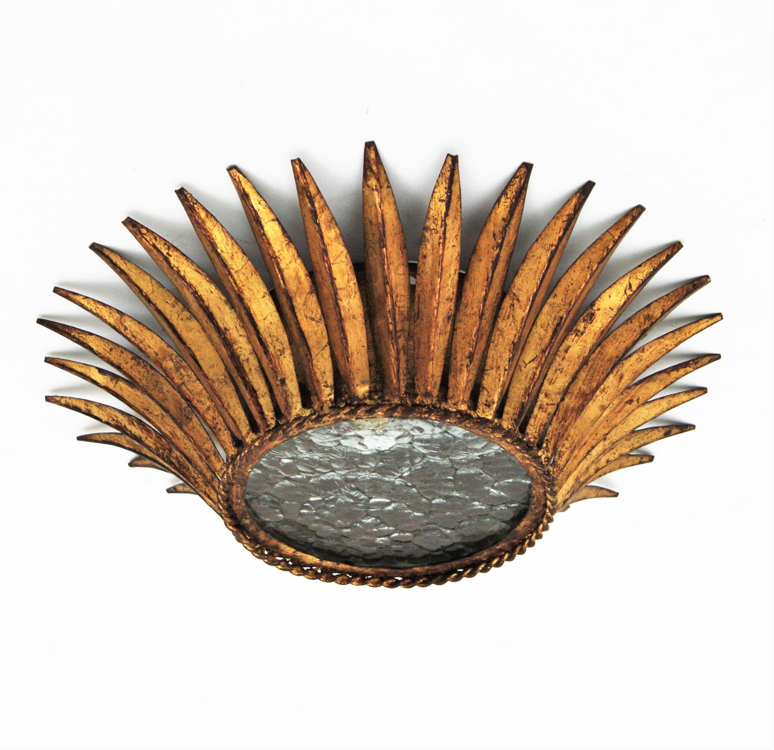 Spanische Sonnenschliff-Kronleuchter-Deckenleuchte, vergoldetes Eisen und strukturiertes Glas (Vergoldet) im Angebot