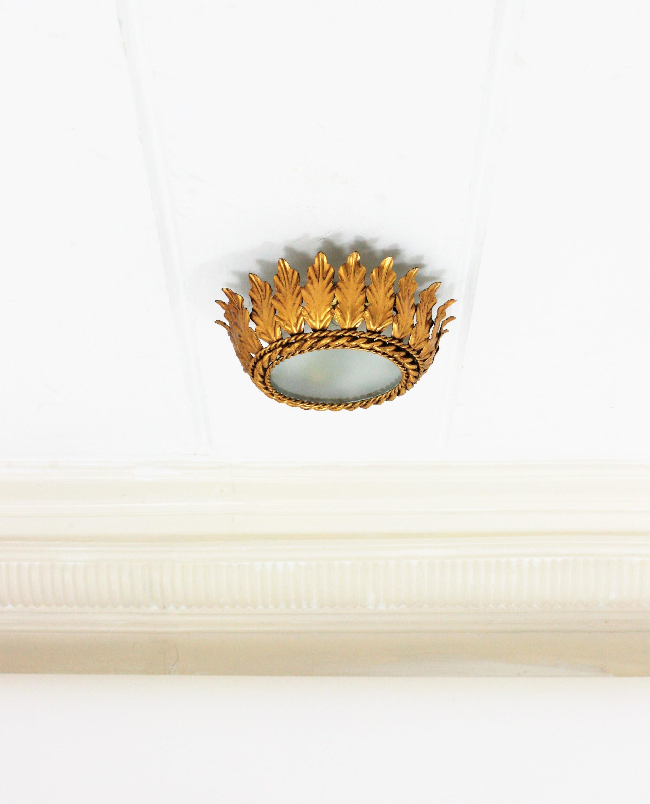 Spanish Sunburst Crown Deckenleuchte aus vergoldetem Eisen (Moderne der Mitte des Jahrhunderts) im Angebot