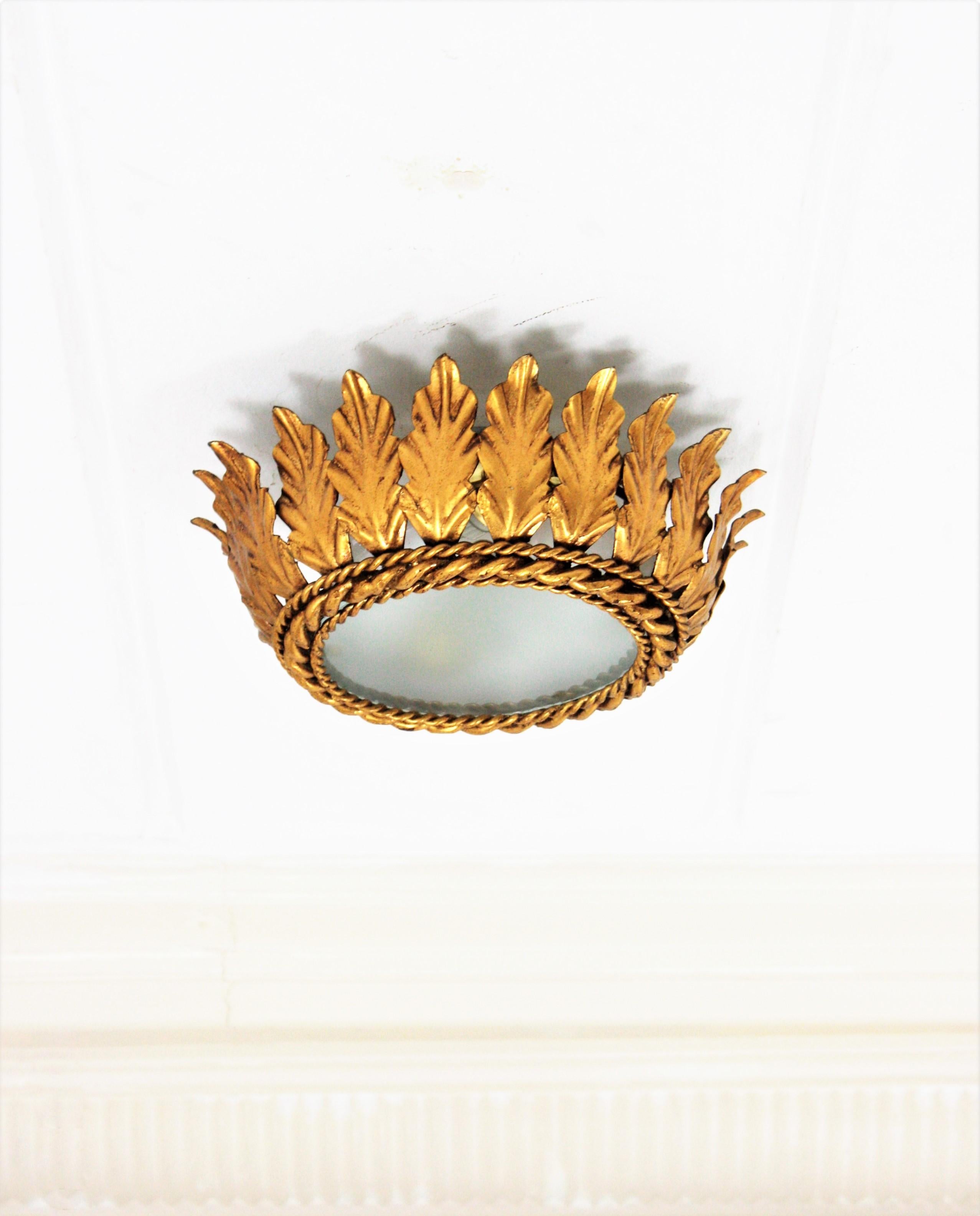 Spanish Sunburst Crown Deckenleuchte aus vergoldetem Eisen (Mattiert) im Angebot