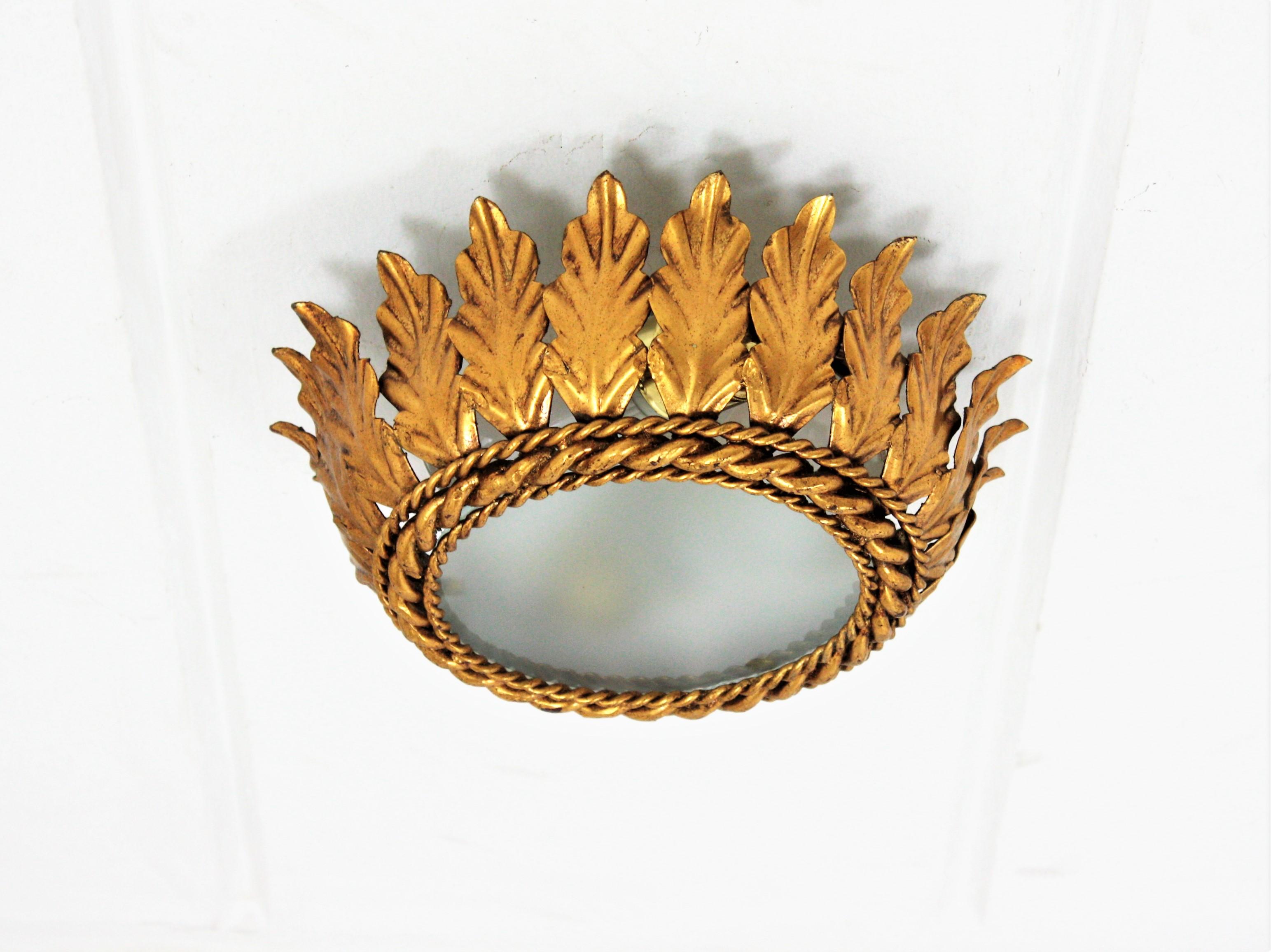 Lámpara de techo empotrable de hierro dorado con corona Sunburst española en Bueno estado para la venta en Barcelona, ES