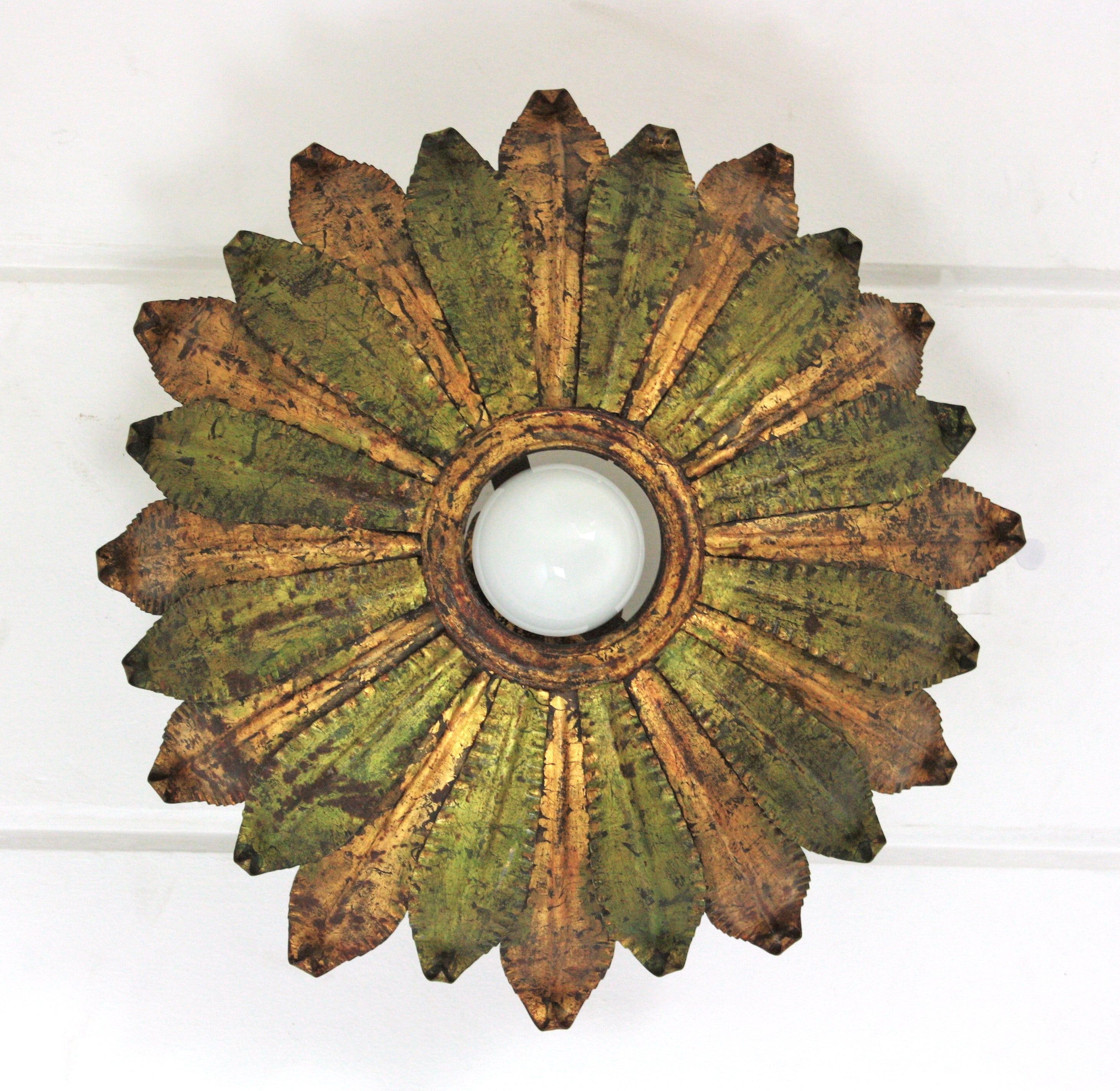 Lámpara de empotrar Hoja de Sol , Hierro, Pan de Oro
España, 1950
Lámpara de techo Sunburst con marco de hojas en hierro verde y dorado.
Llamativo aplique de luz solar de hierro martillado a mano con una pátina original muy decorativa en dorado de