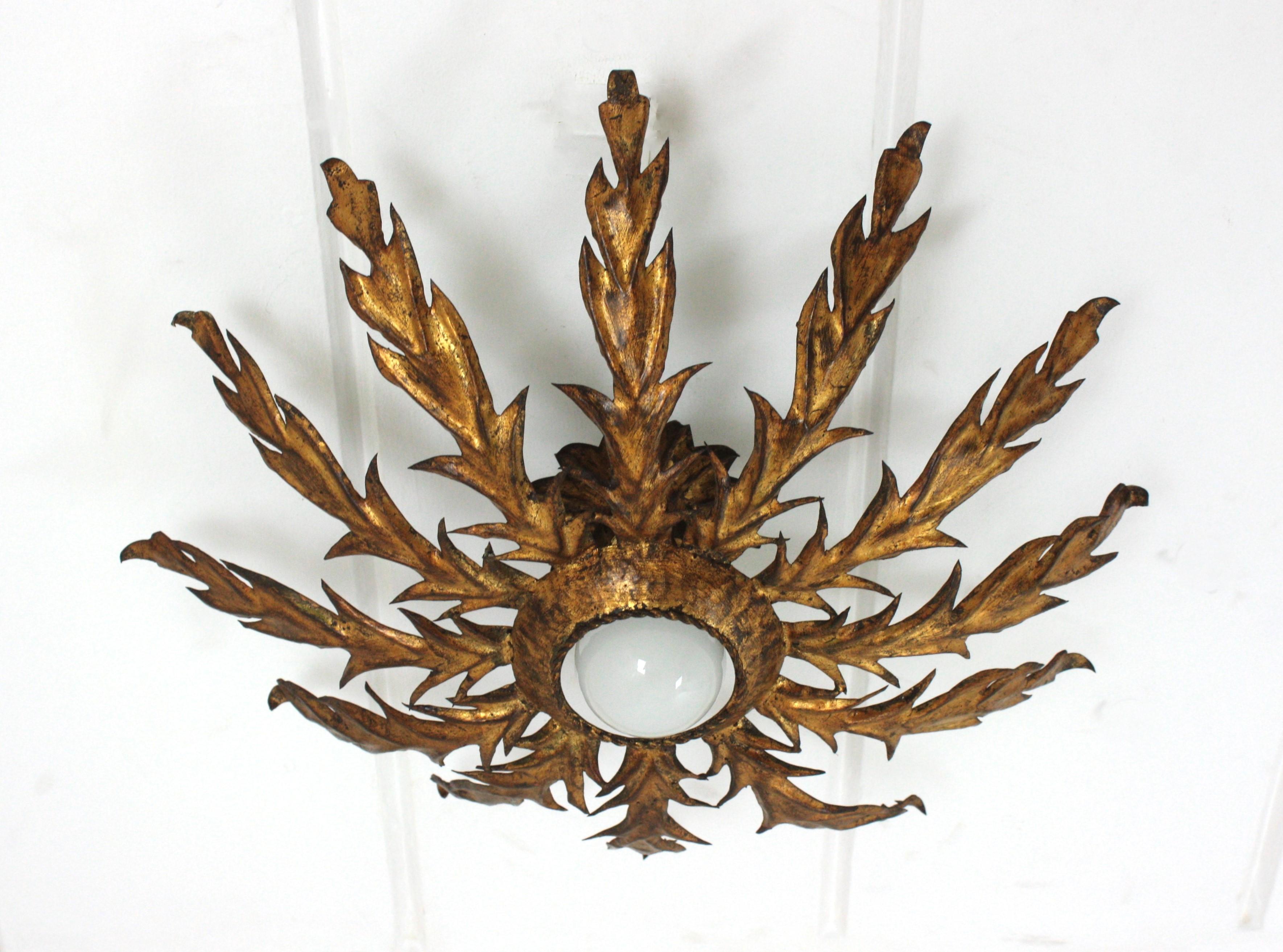 Lámpara de montaje empotrado con follaje Sunburst español en hierro dorado Moderno de mediados de siglo en venta