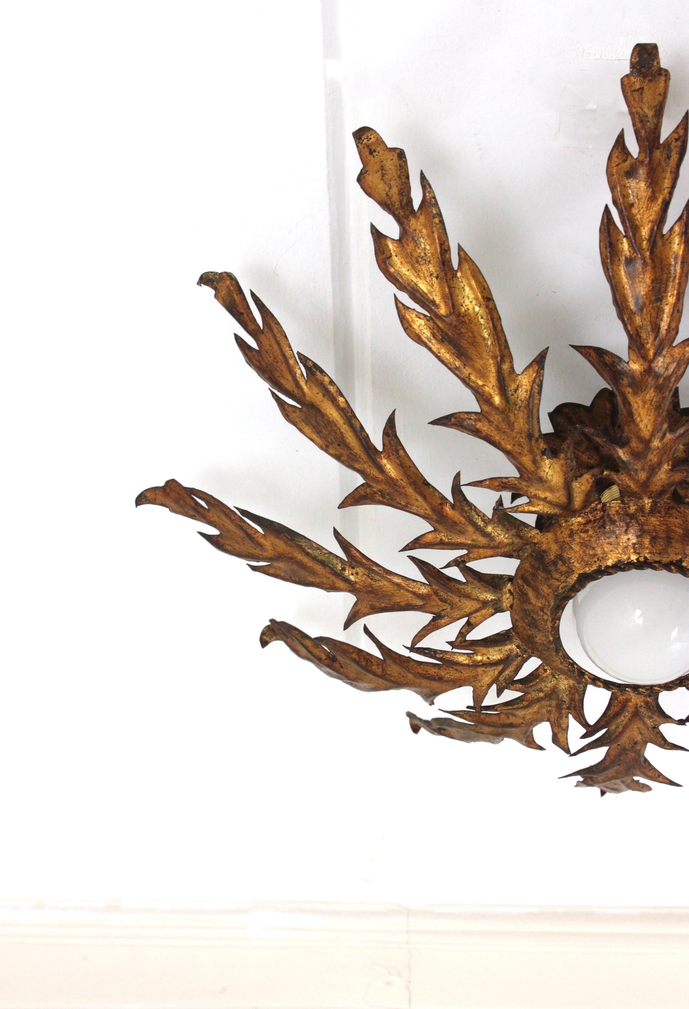 Lámpara de montaje empotrado con follaje Sunburst español en hierro dorado Dorado en venta