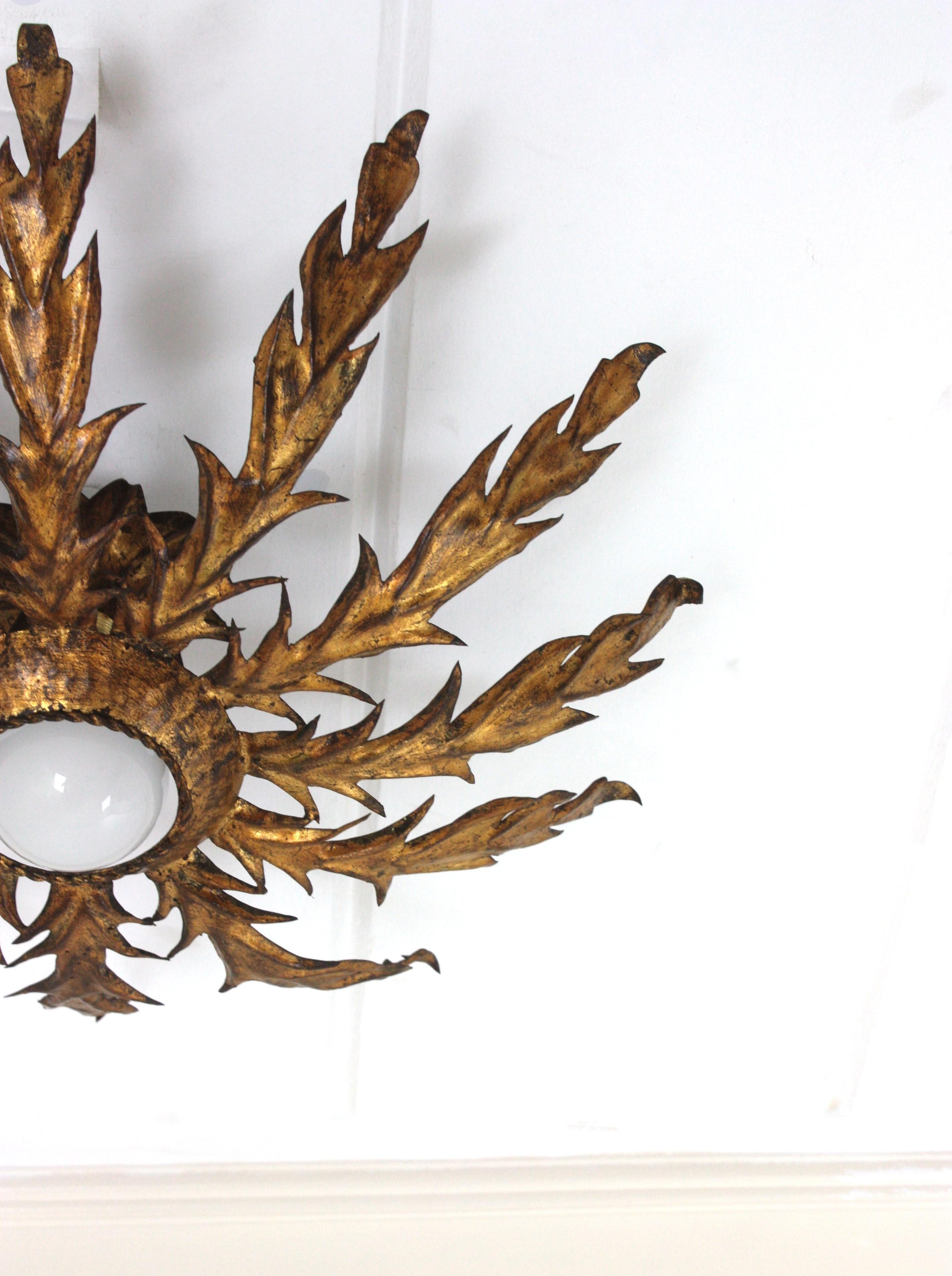 Lámpara de montaje empotrado con follaje Sunburst español en hierro dorado en Bueno estado para la venta en Barcelona, ES