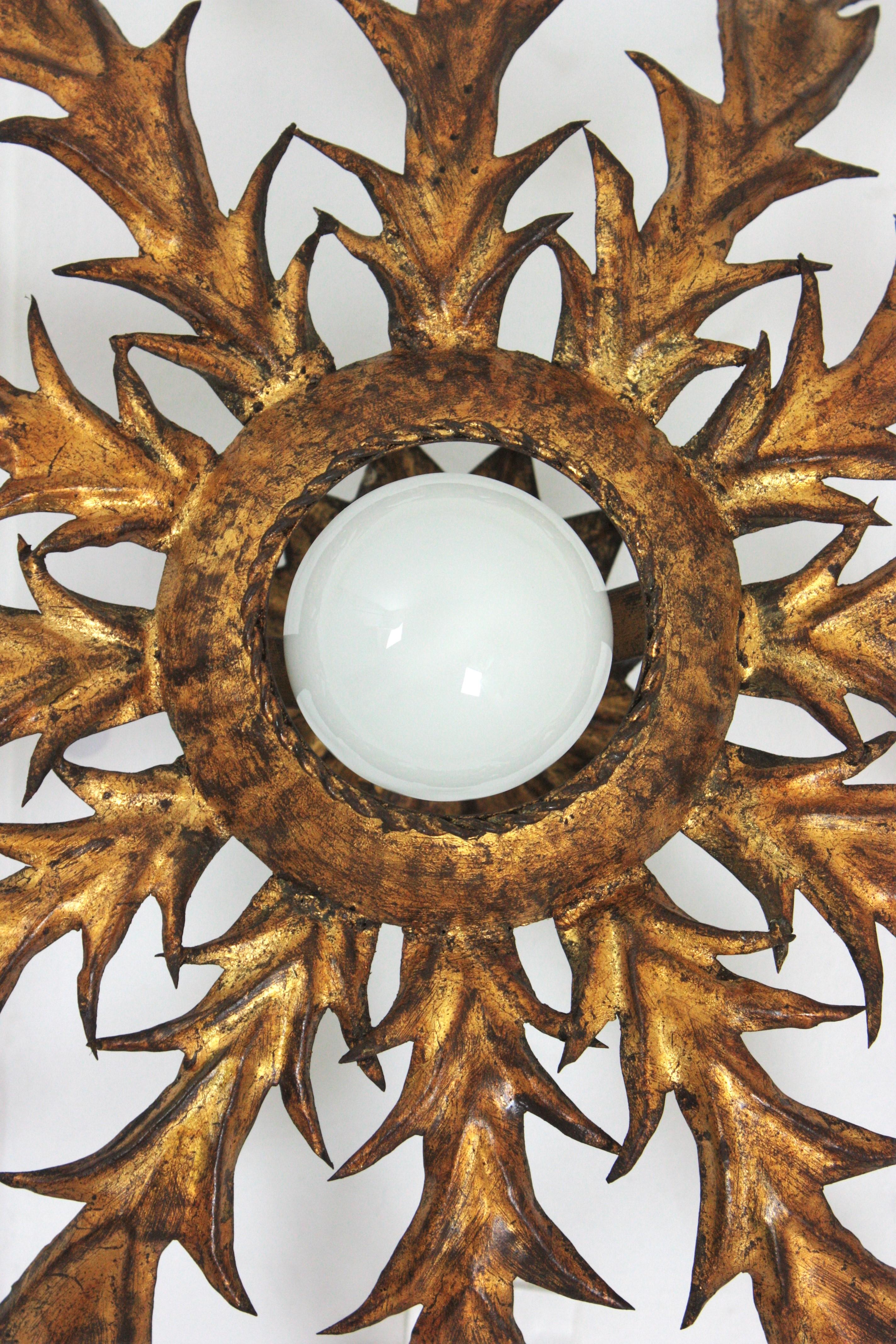 Lámpara de montaje empotrado con follaje Sunburst español en hierro dorado en venta 1