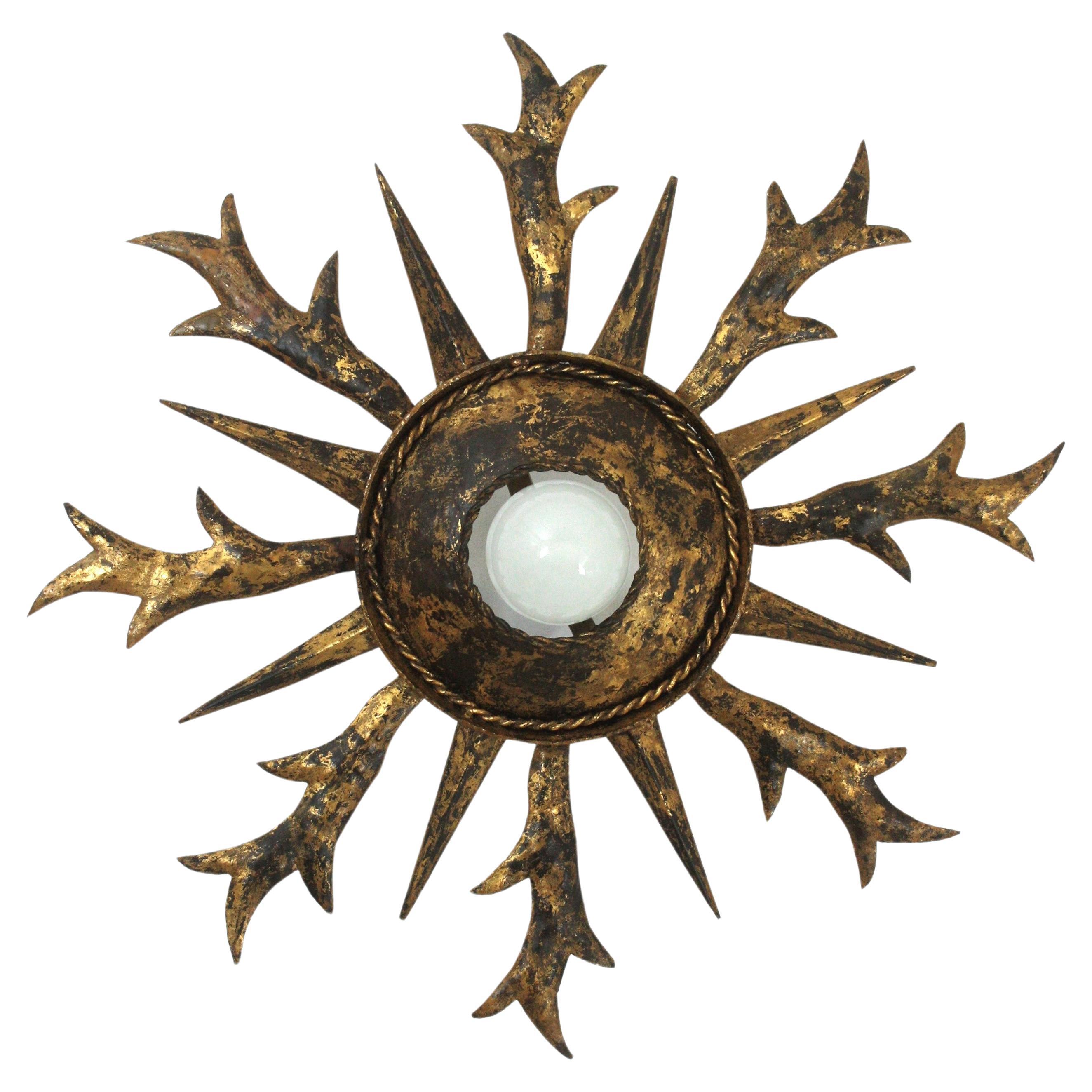 Spanische Einbaubeleuchtung mit Sonnenschliff und Blattwerk, Schmiedeeisen, vergoldetes Eisen