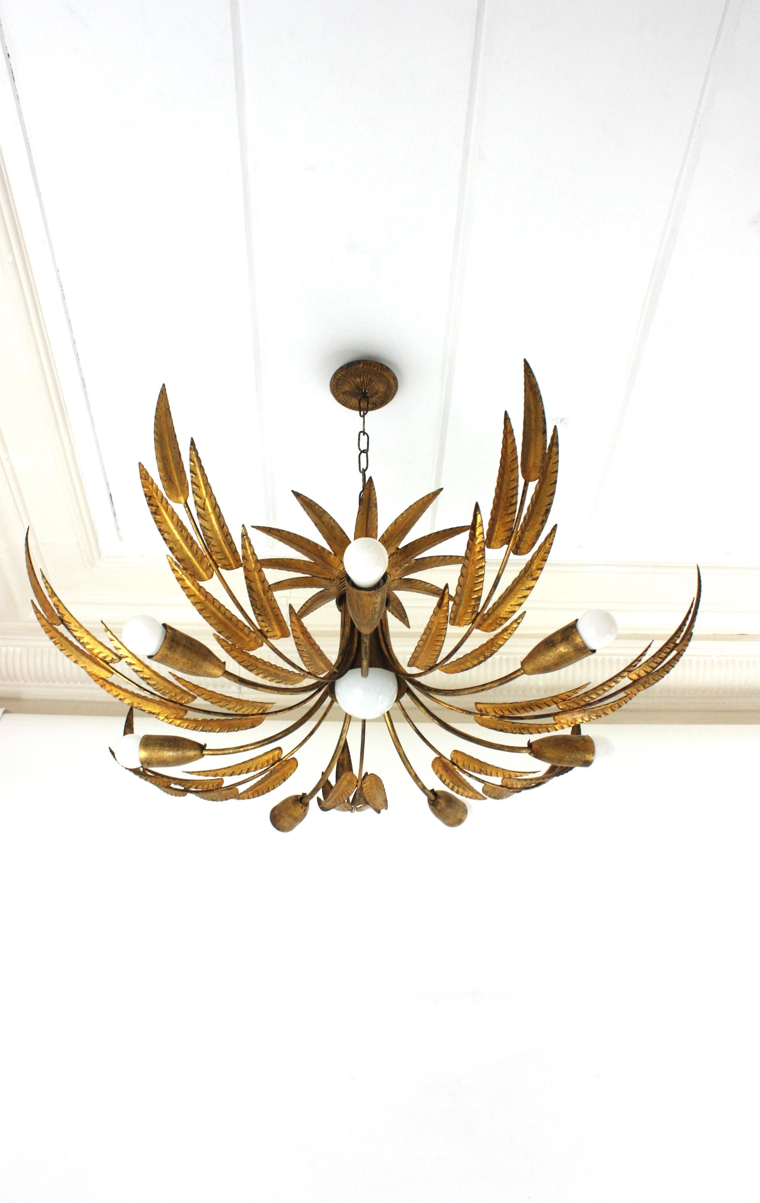 Outstanding spanish foliage sunburst flush mount ceiling light in gilt iron, Ferro Art, 1950s
Extra large size (34,64  inches diameter). 8 Lights.
To be used as ceiling light fixture or as chandelier / pendant light adding a chain to the desired