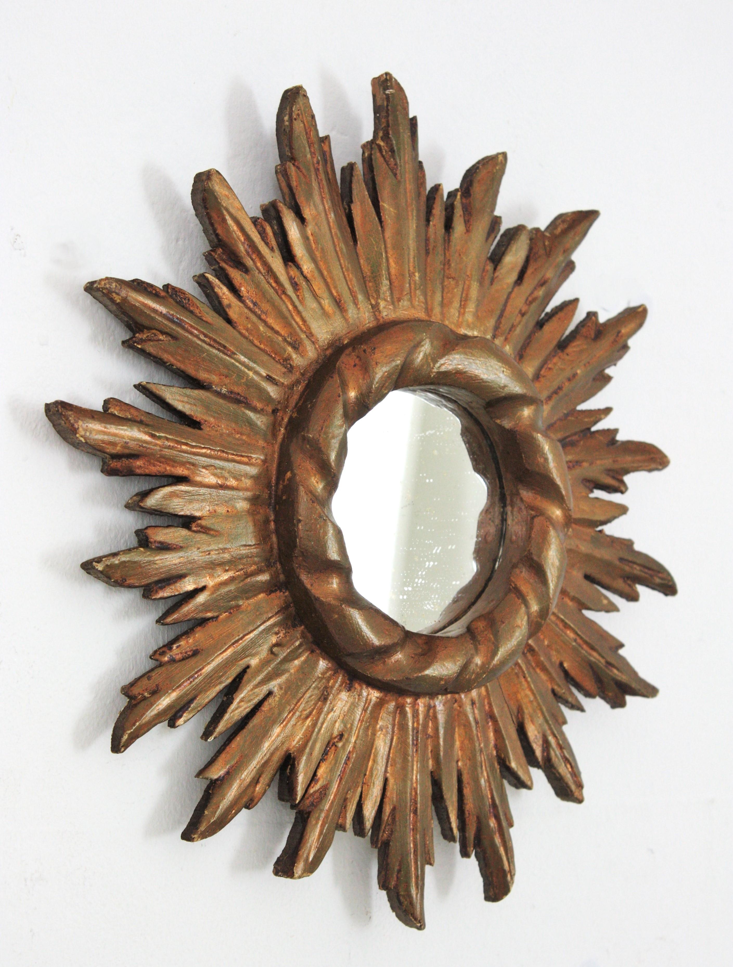 Spanish Sunburst Giltwood Mirror in Baroque Style, Small Size In Good Condition For Sale In Barcelona, ES