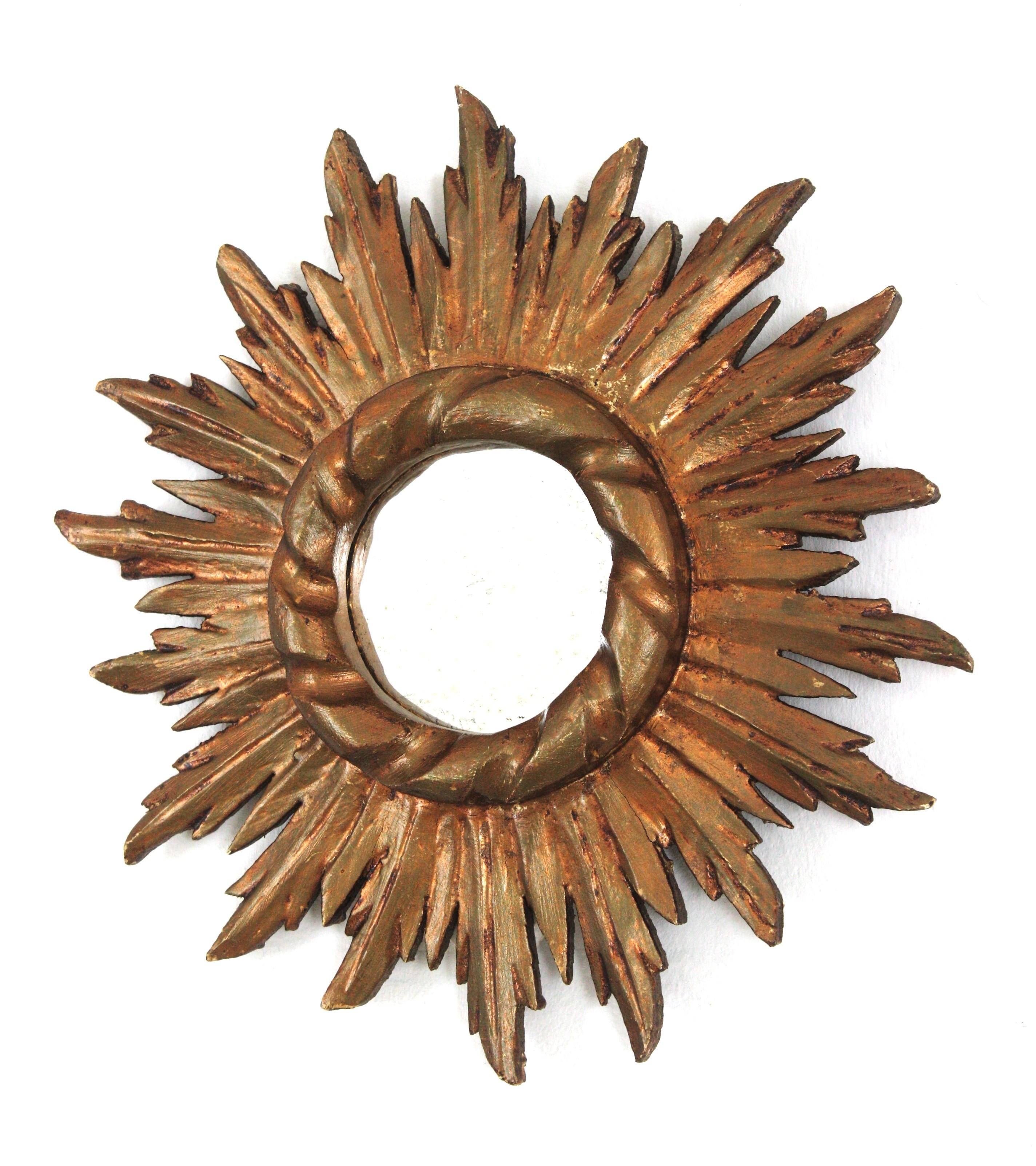 Gesso Miroir espagnol Sunburst en bois doré de style baroque, petite taille en vente
