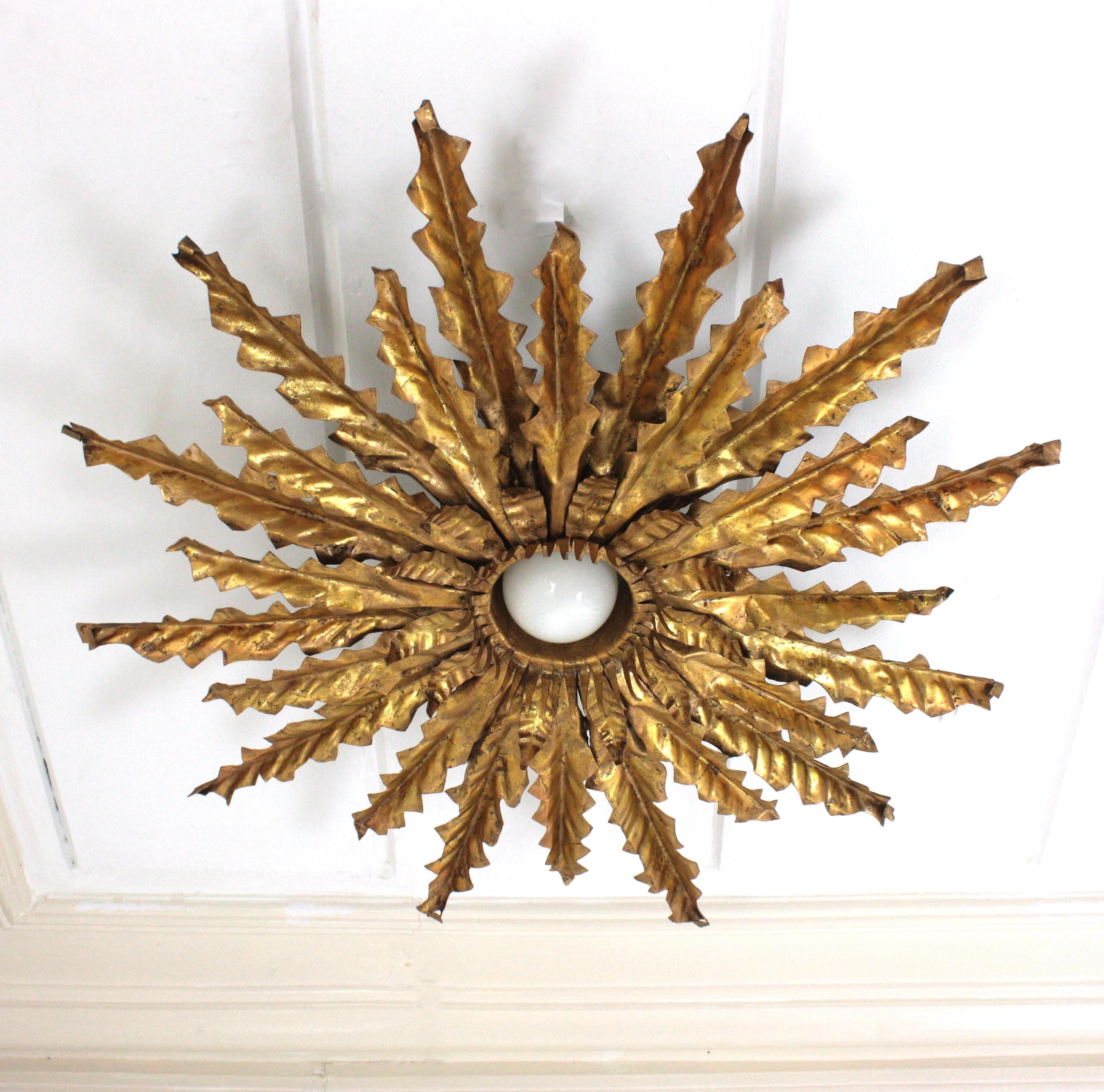Plafonnier ou pendentif en fer doré à feuilles de soleil espagnol en vente 10