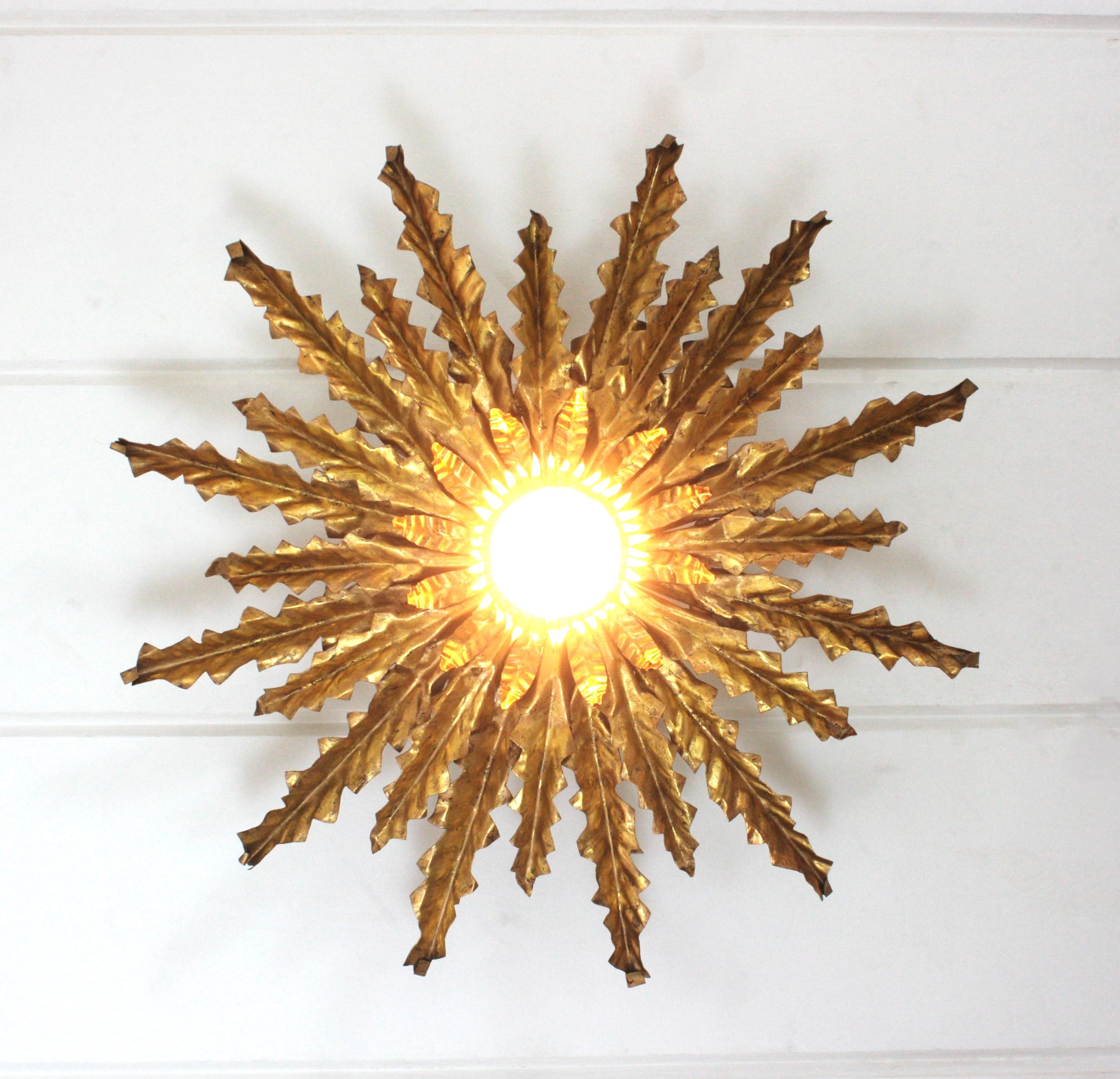 Spanische Sonnenschliff Leder gefütterte Deckenleuchte oder Hängeleuchte, vergoldetes Eisen im Zustand „Gut“ im Angebot in Barcelona, ES