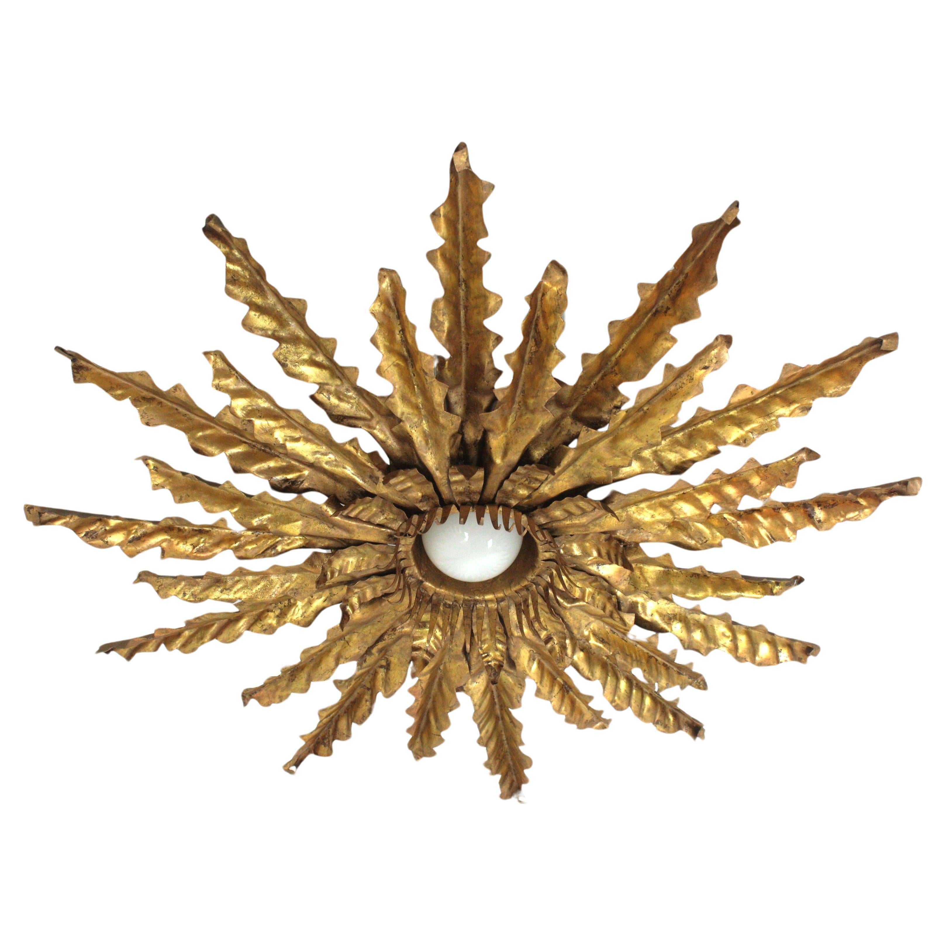 Spanische Sonnenschliff Leder gefütterte Deckenleuchte oder Hängeleuchte, vergoldetes Eisen (20. Jahrhundert) im Angebot