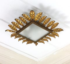 Spanische Kronleuchter-Deckenleuchte aus vergoldetem Eisen und mattiertem Glas mit Sonnenschliff aus Leder