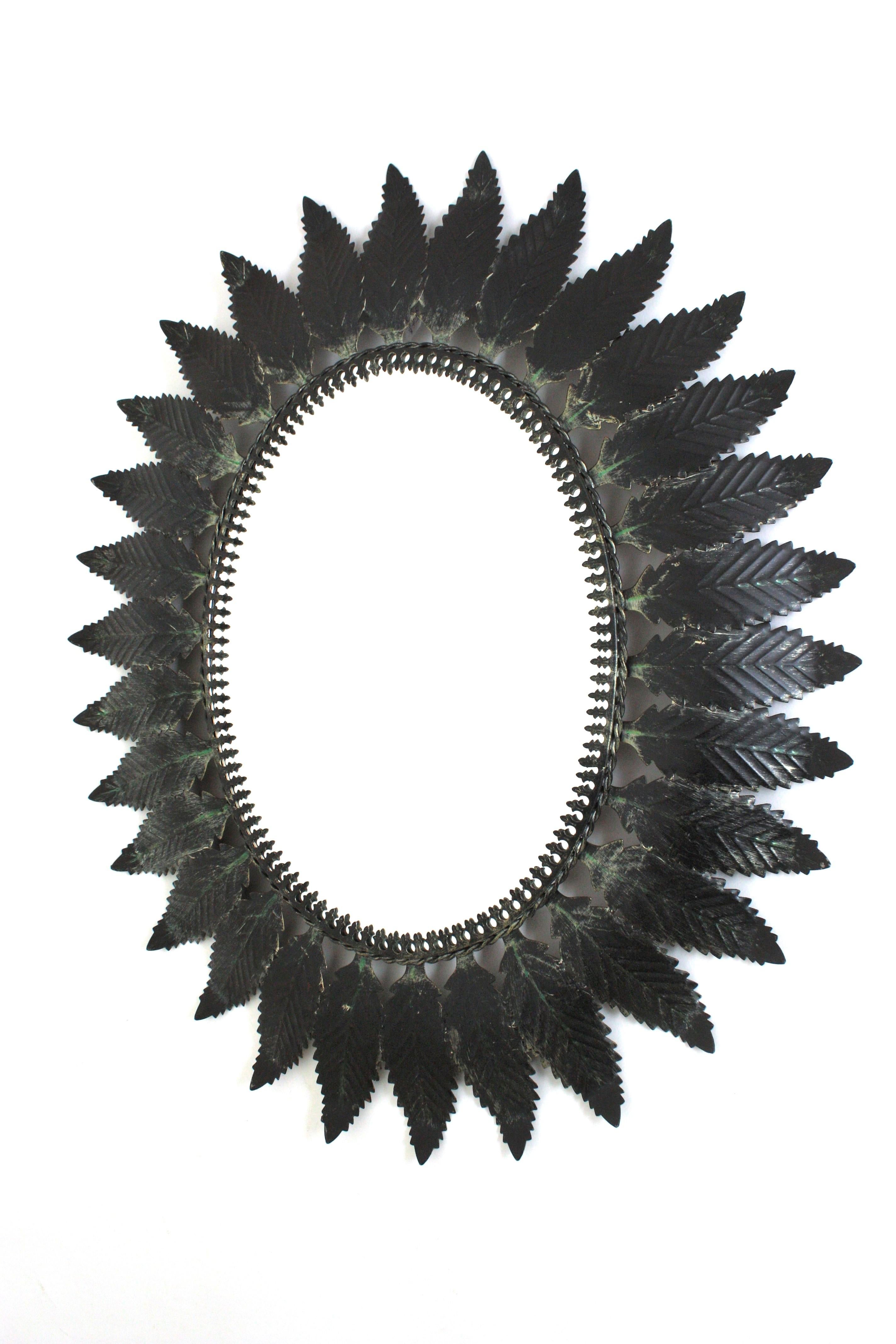 Espejo Ovalado con Hoja de Sol Española en Metal Patinado en venta 4