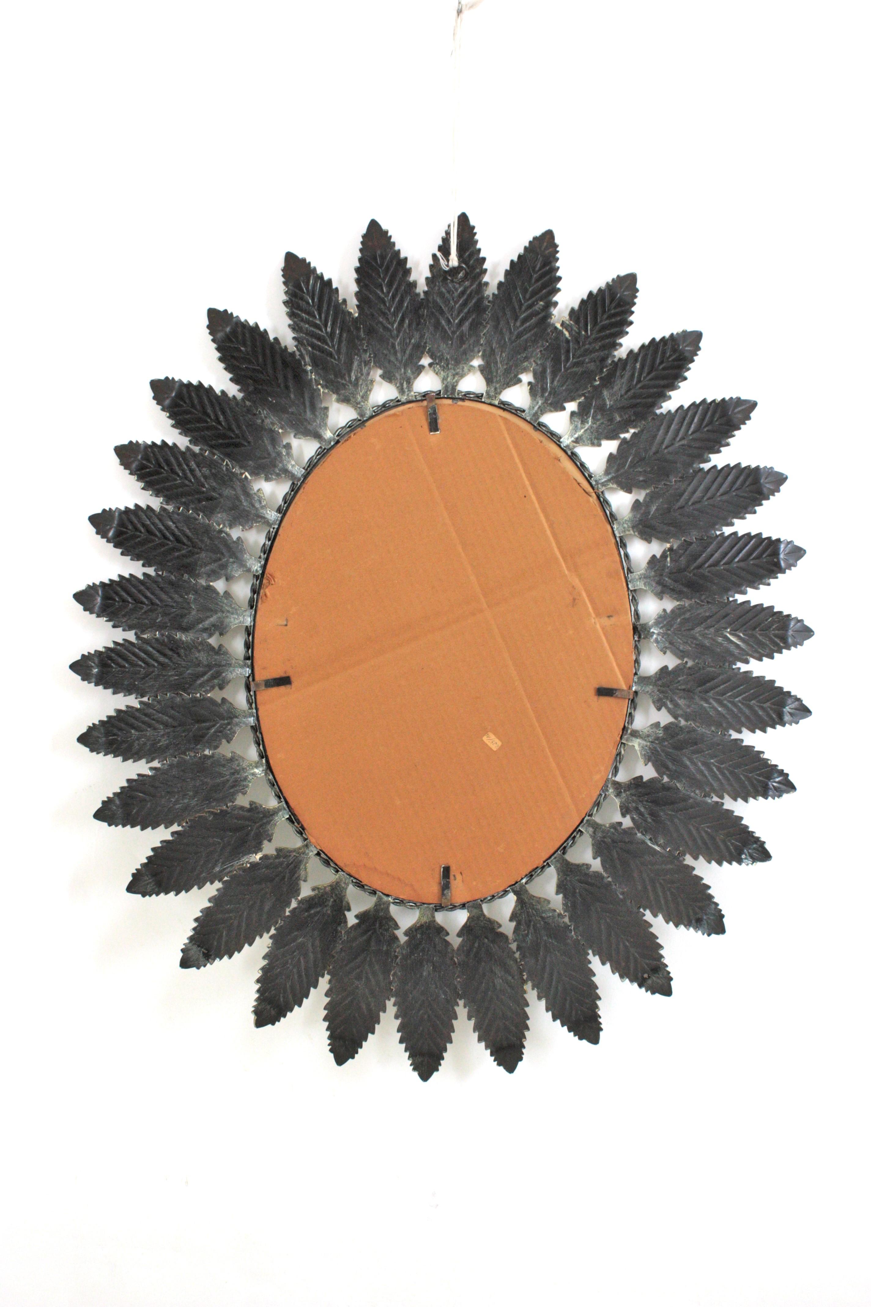 Espejo Ovalado con Hoja de Sol Española en Metal Patinado en venta 8
