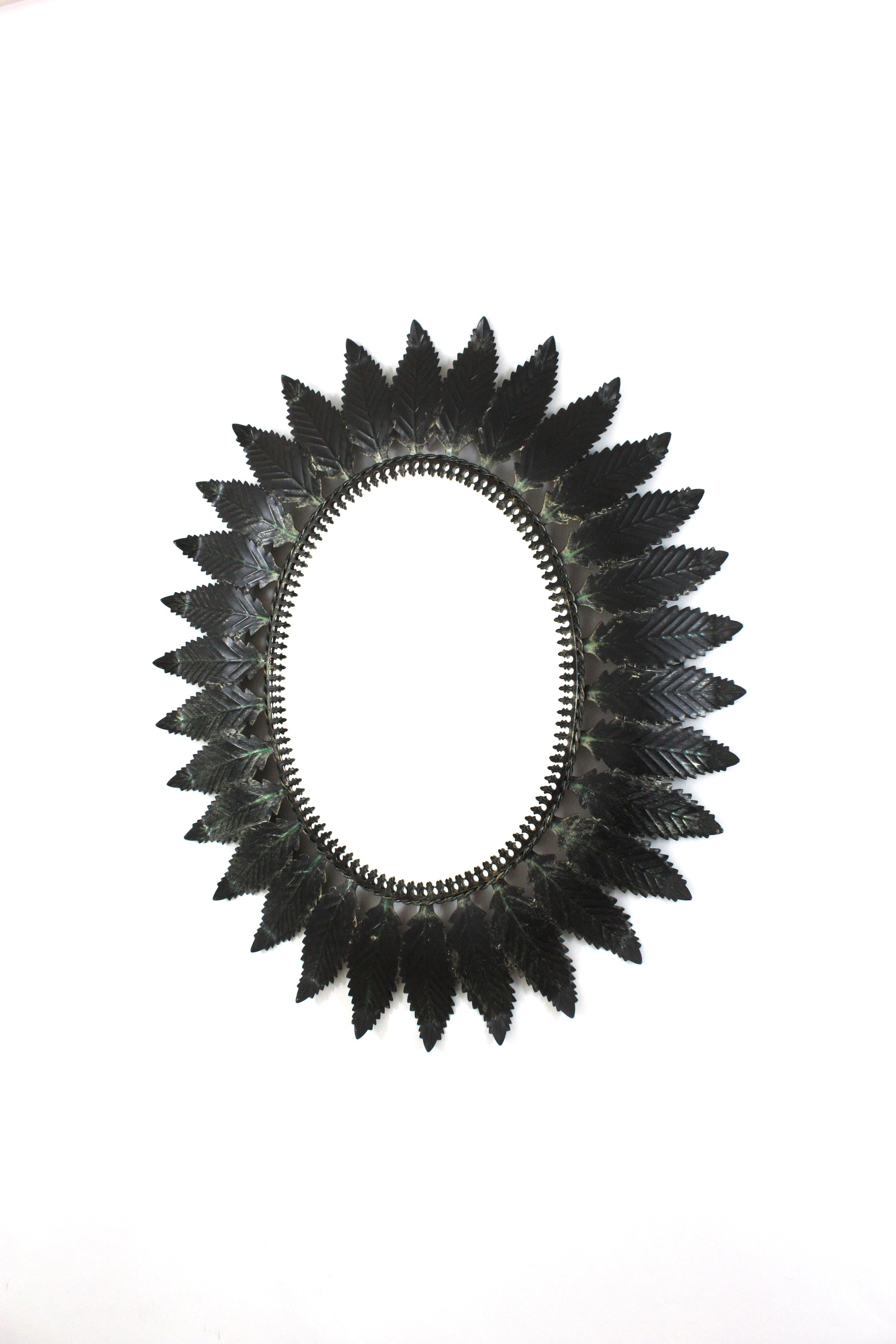 Espejo Ovalado con Hoja de Sol Española en Metal Patinado en venta 3