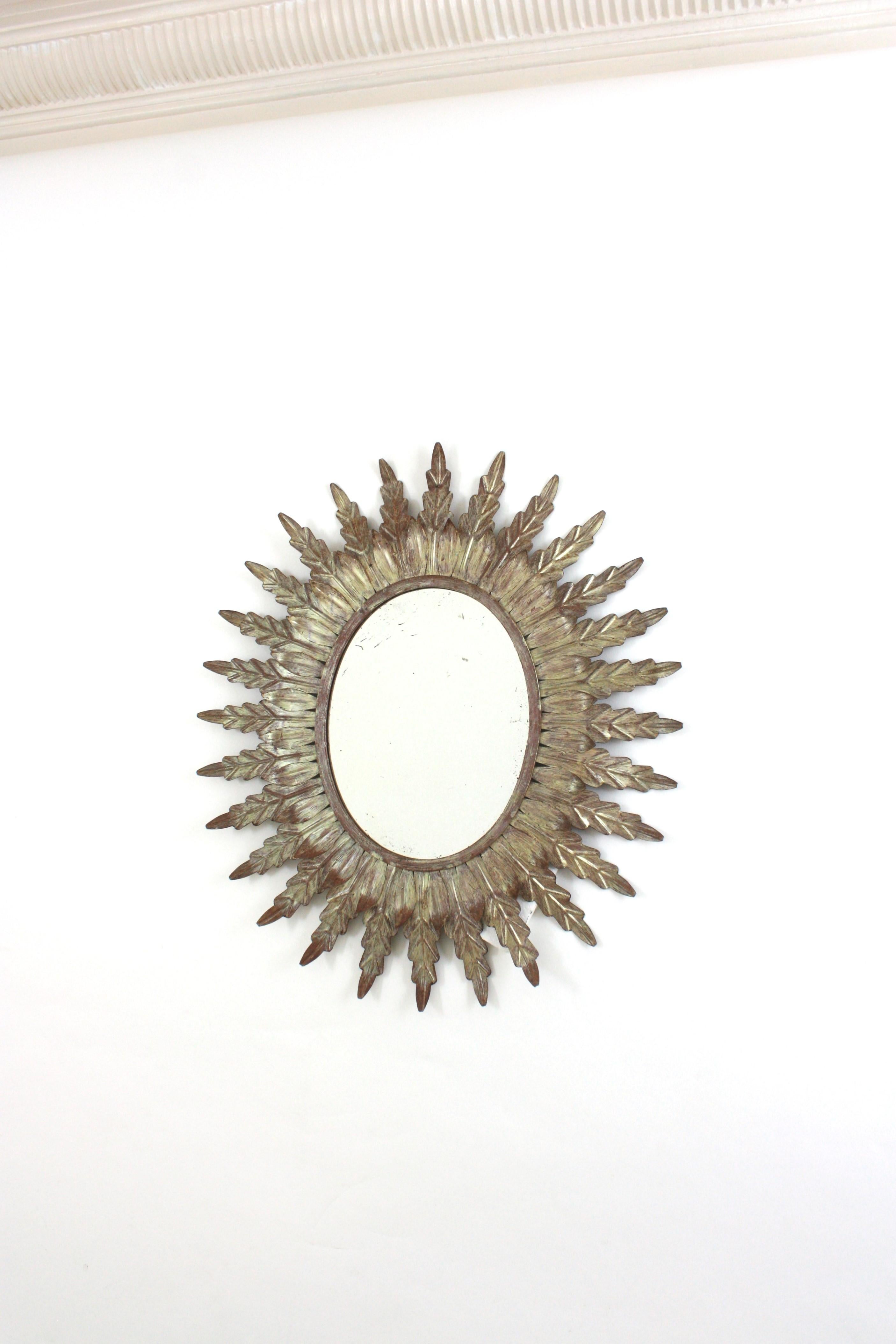 Miroir ovale espagnol Sunburst en fer argenté en vente 2