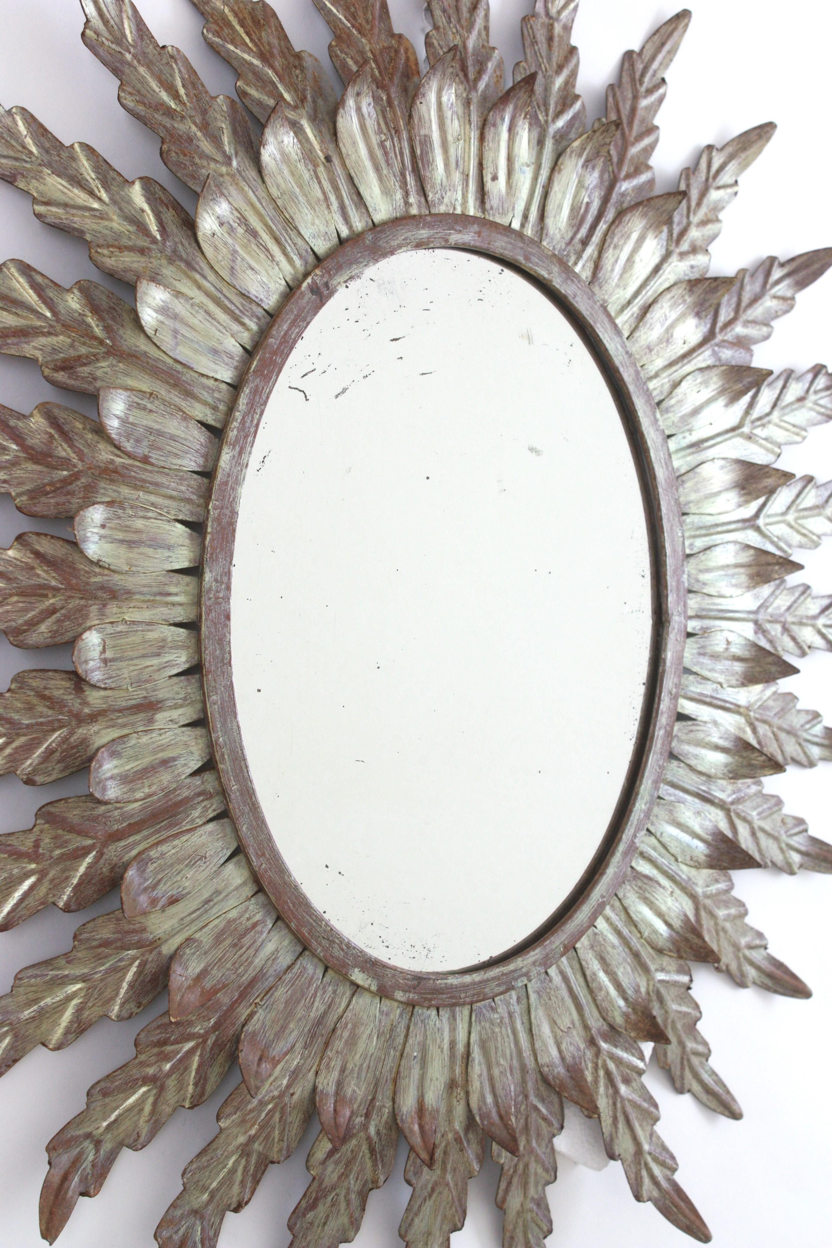 Espagnol Miroir ovale espagnol Sunburst en fer argenté en vente