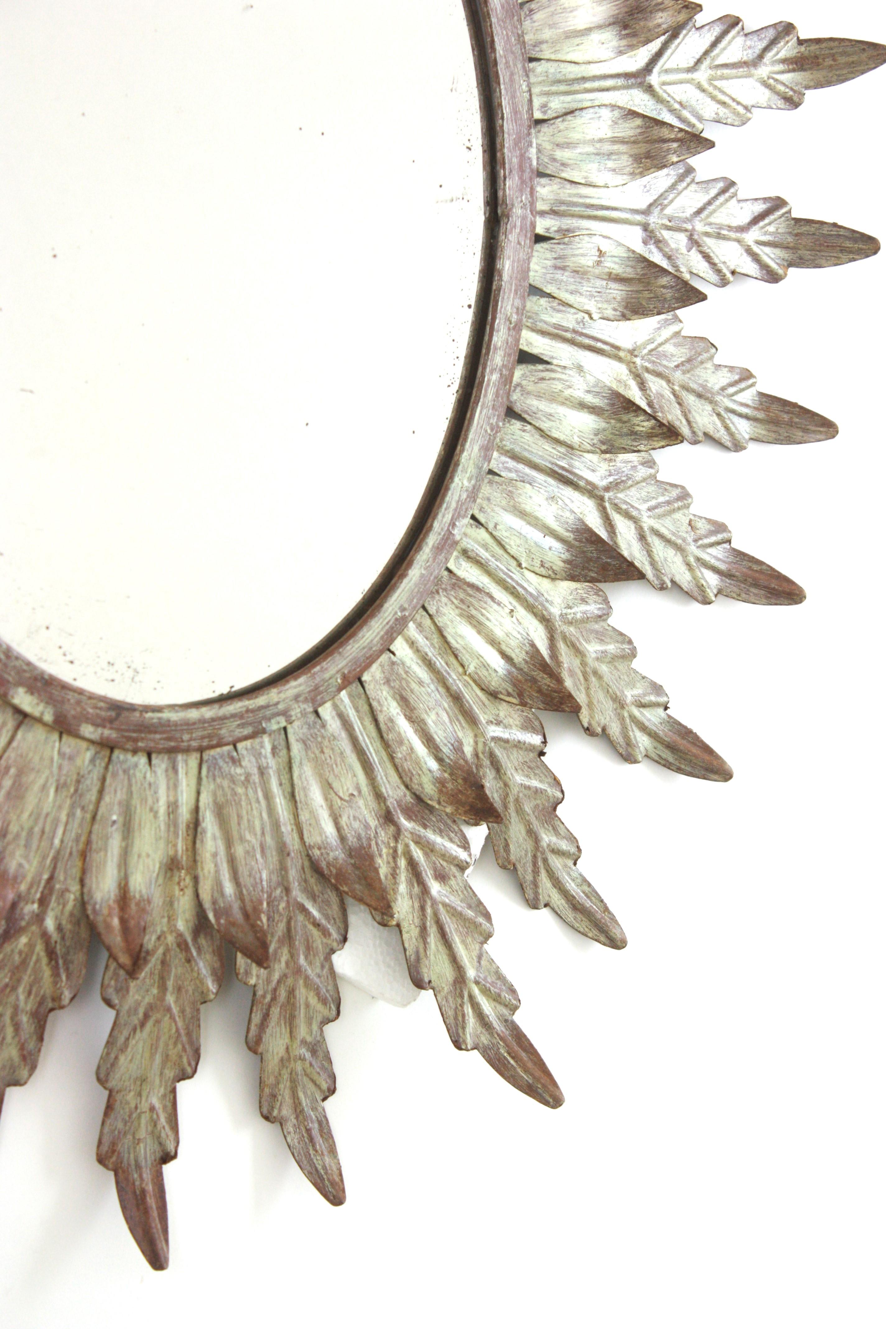 Miroir ovale espagnol Sunburst en fer argenté Bon état - En vente à Barcelona, ES