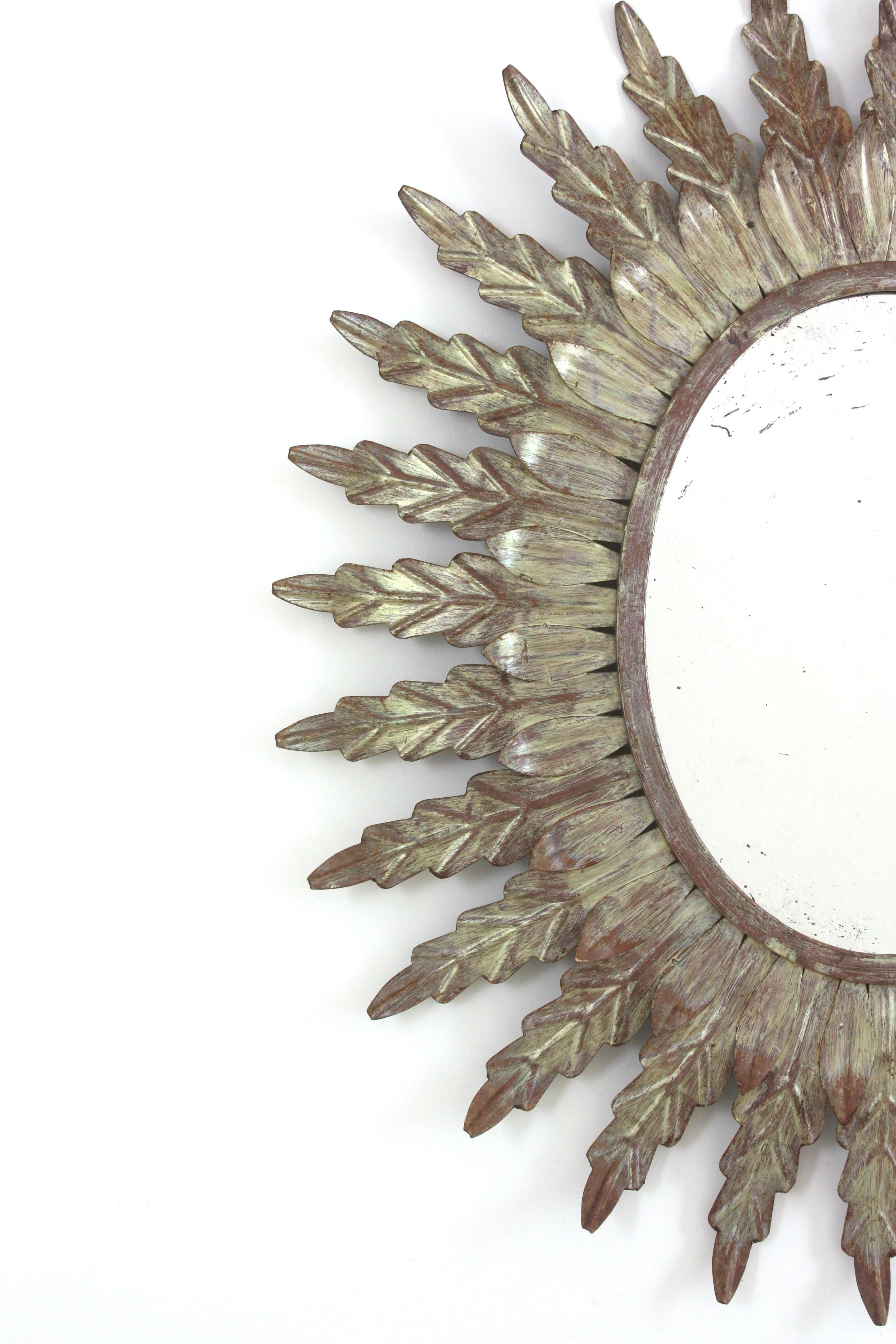 20ième siècle Miroir ovale espagnol Sunburst en fer argenté en vente