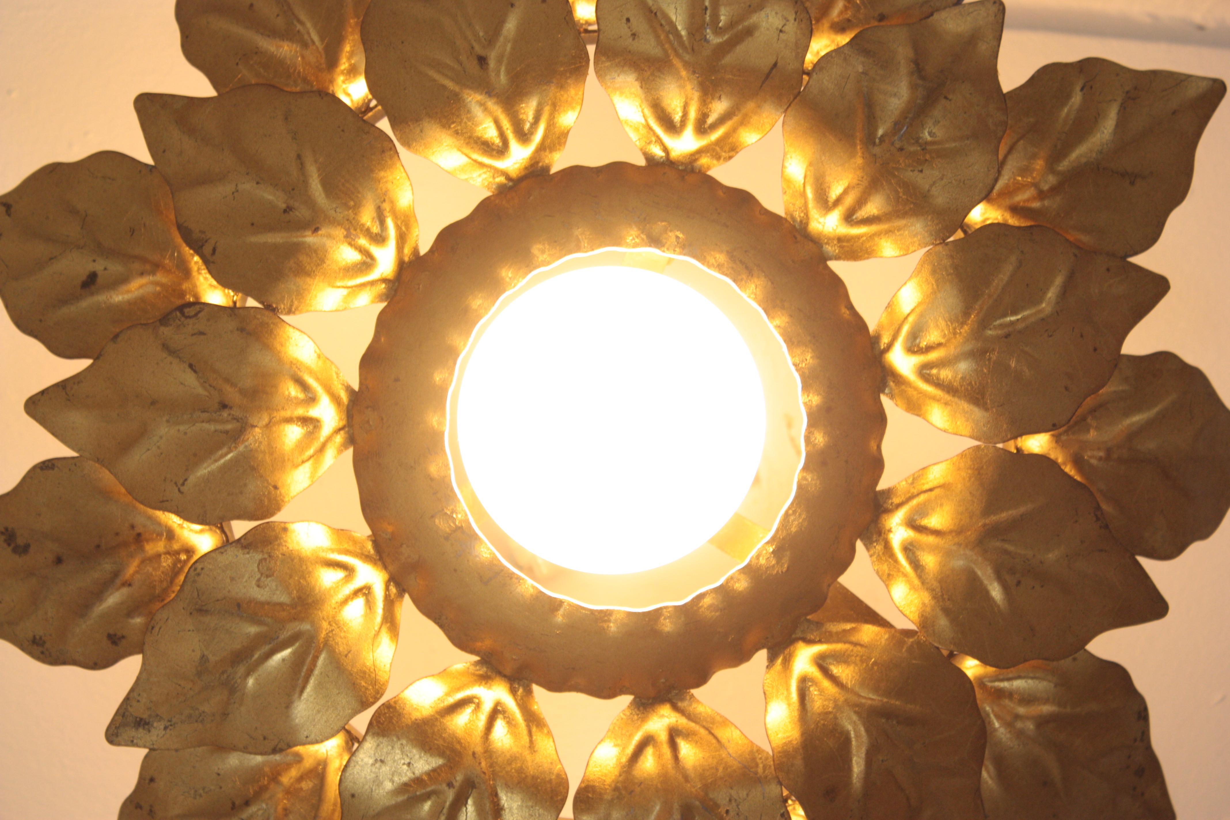 Spanische Sonnenschliff-Leuchte mit doppeltem Lederrahmen, vergoldetes Eisen im Angebot 3