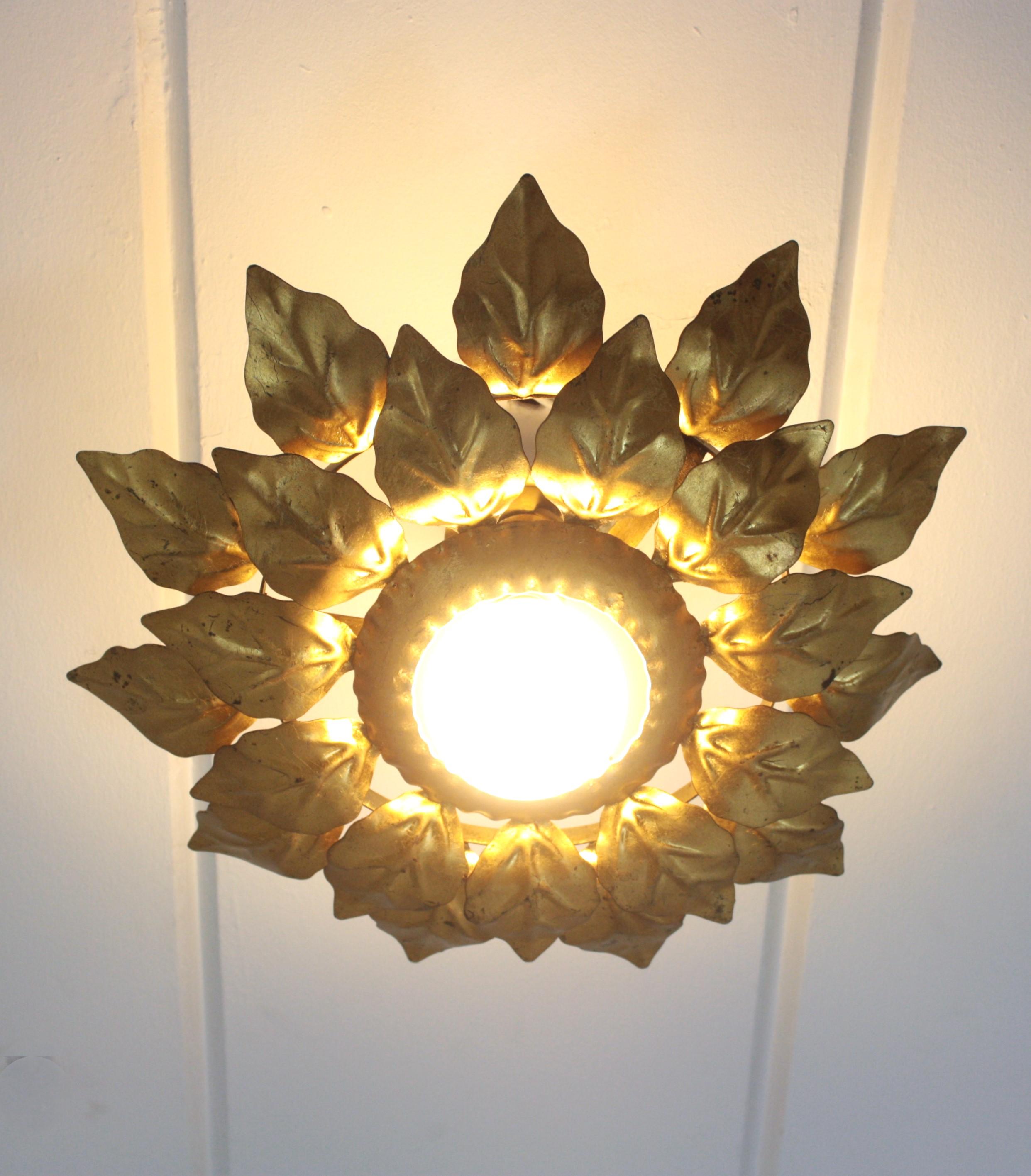 Spanische Sonnenschliff-Leuchte mit doppeltem Lederrahmen, vergoldetes Eisen im Angebot 7