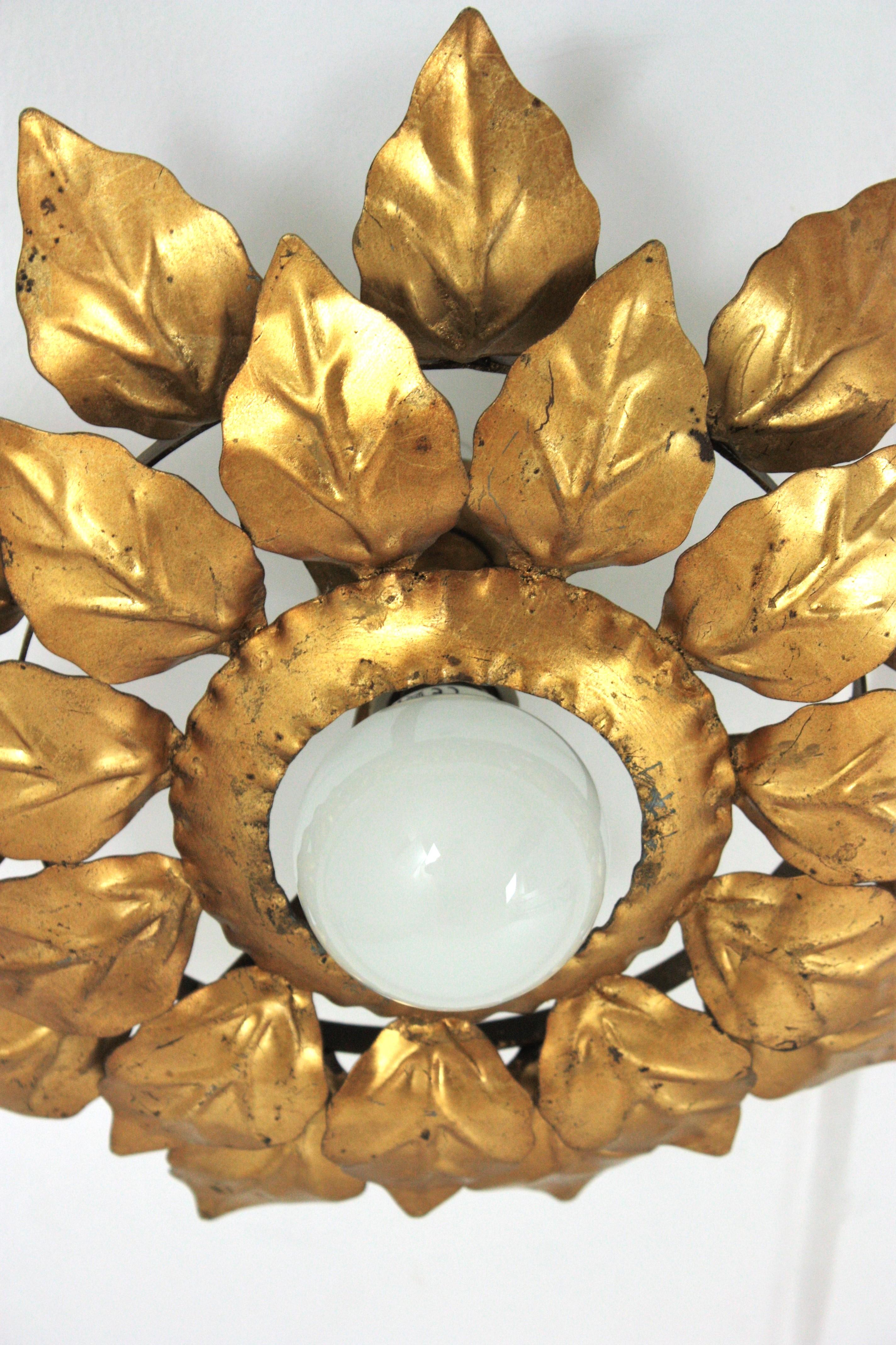 Spanische Sonnenschliff-Leuchte mit doppeltem Lederrahmen, vergoldetes Eisen (Moderne der Mitte des Jahrhunderts) im Angebot