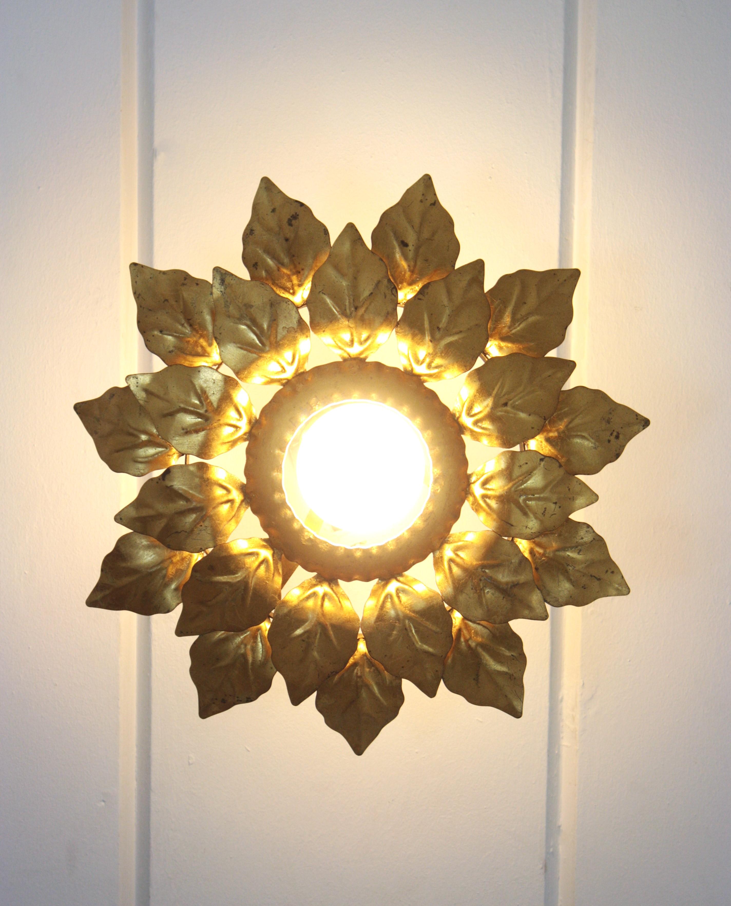 Spanische Sonnenschliff-Leuchte mit doppeltem Lederrahmen, vergoldetes Eisen (Metall) im Angebot