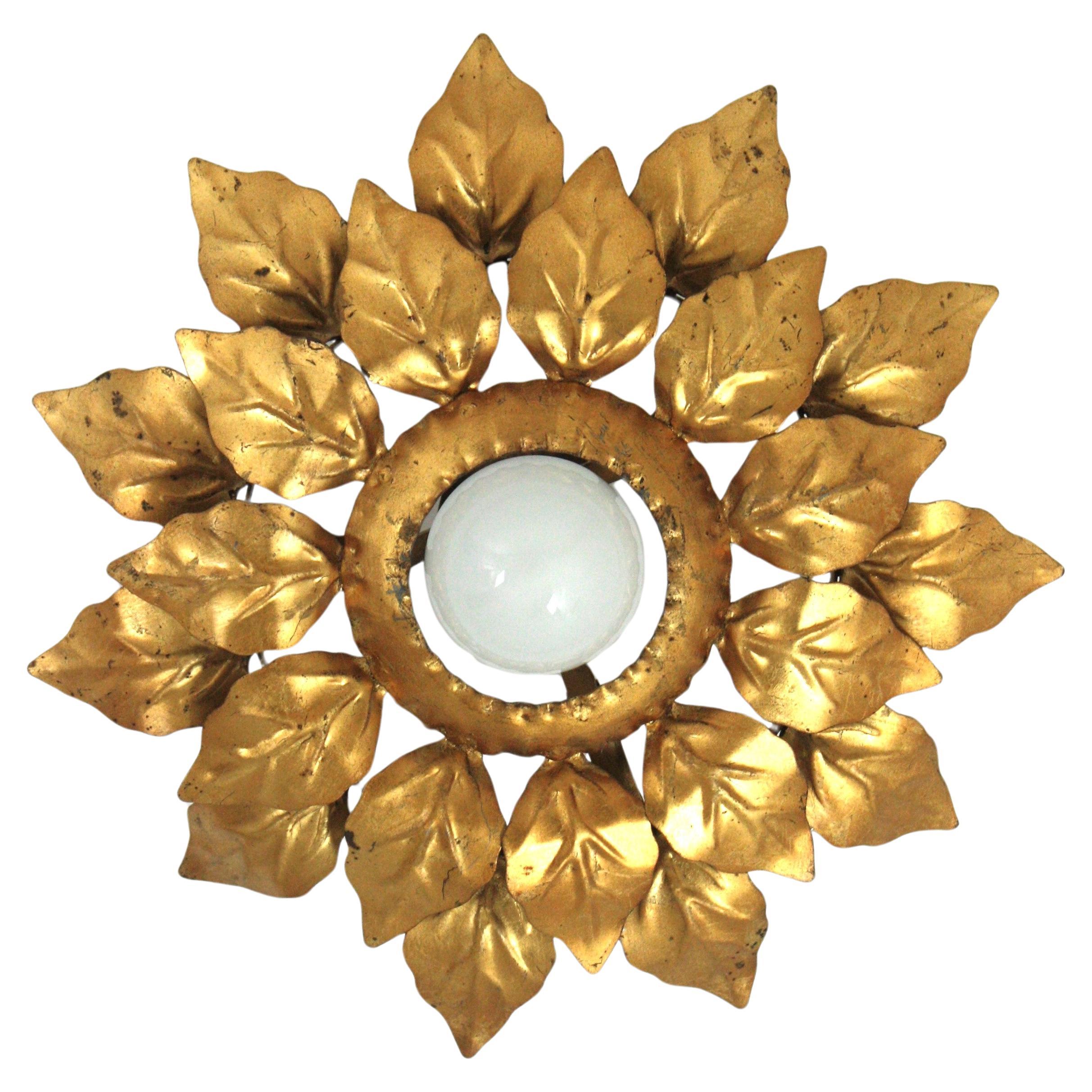Spanische Sonnenschliff-Leuchte mit doppeltem Lederrahmen, vergoldetes Eisen im Angebot