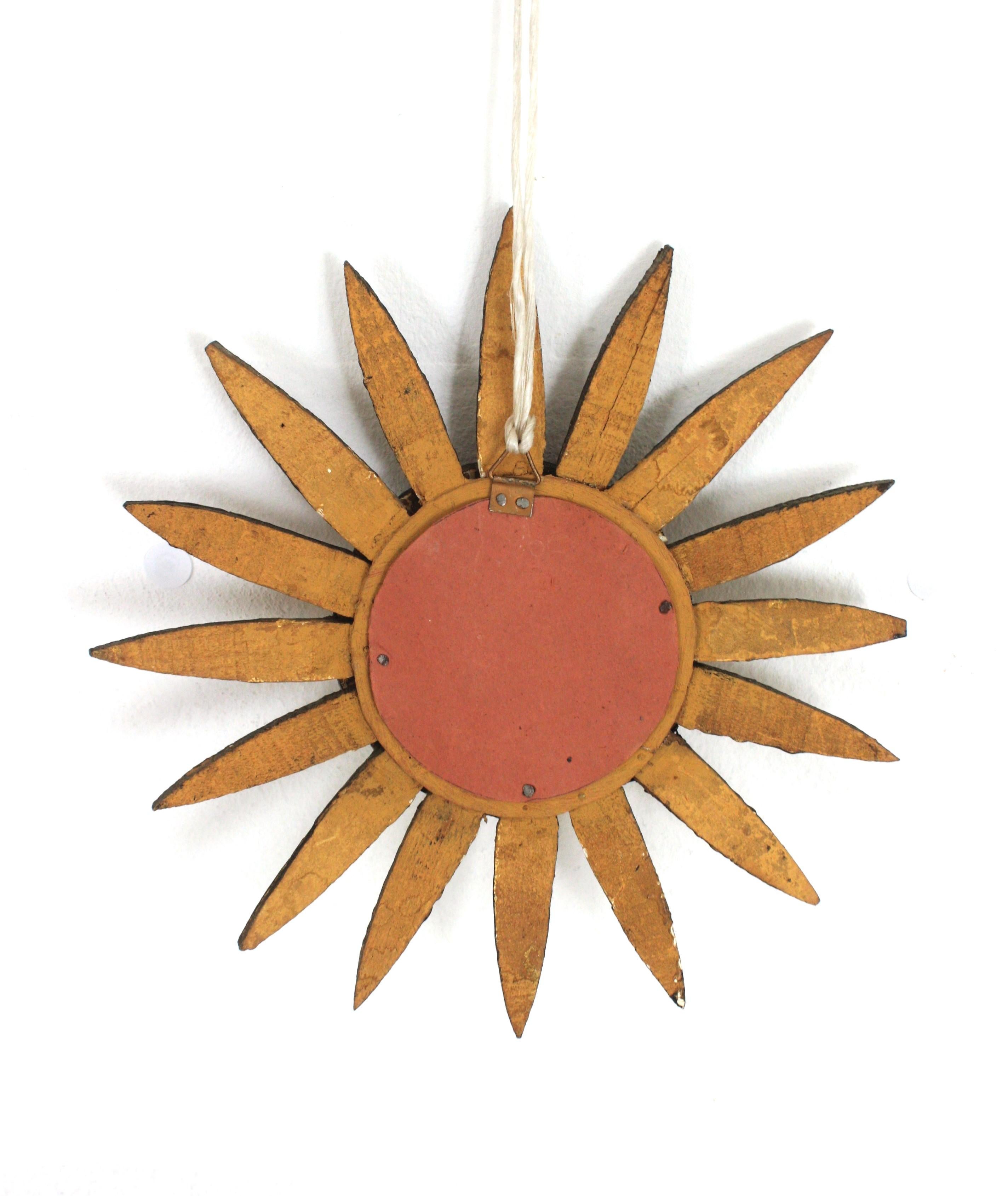 Gesso Miroir espagnol Sunburst de petite taille en bois doré en vente