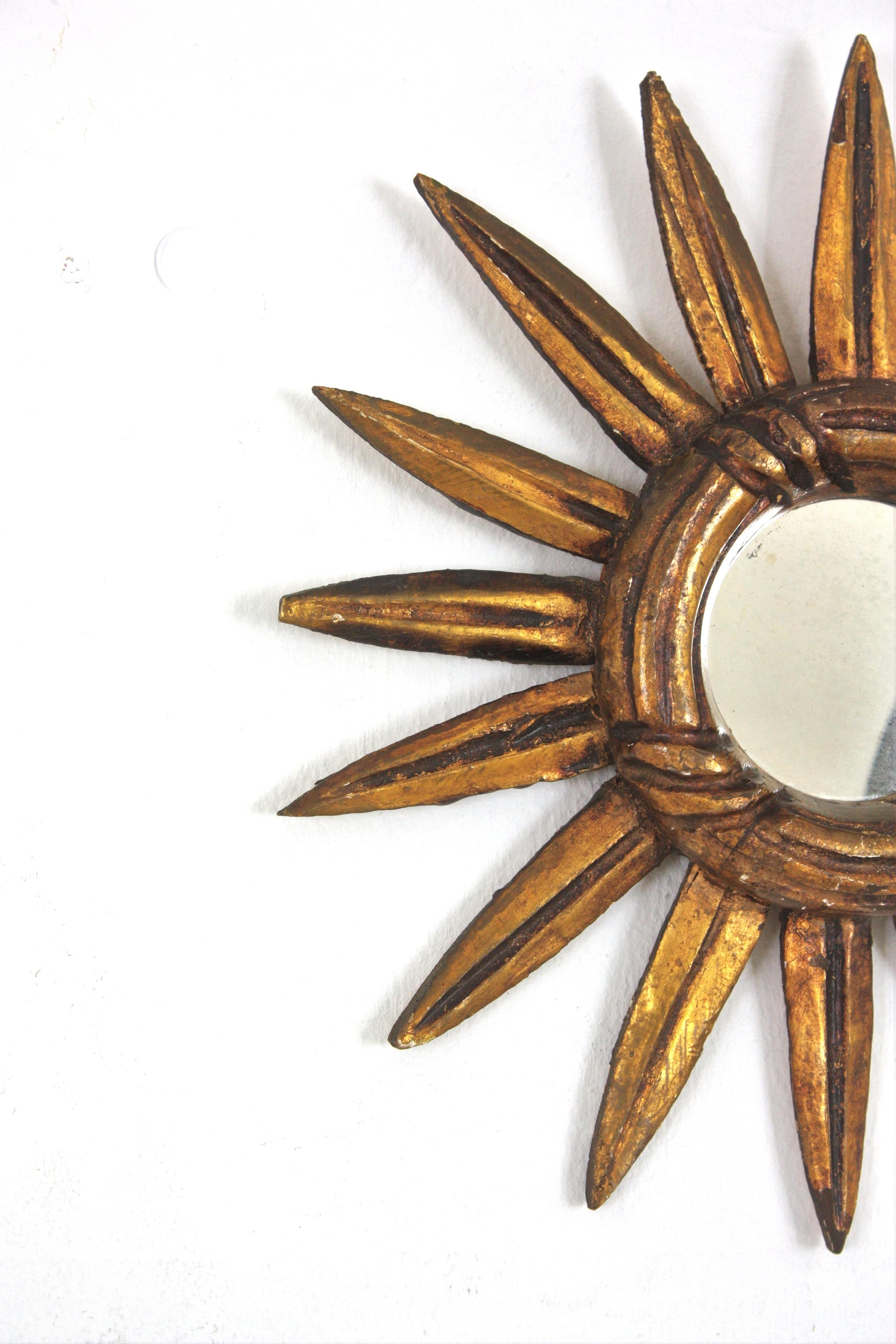 Baroque Miroir espagnol Sunburst de petite taille en bois doré en vente