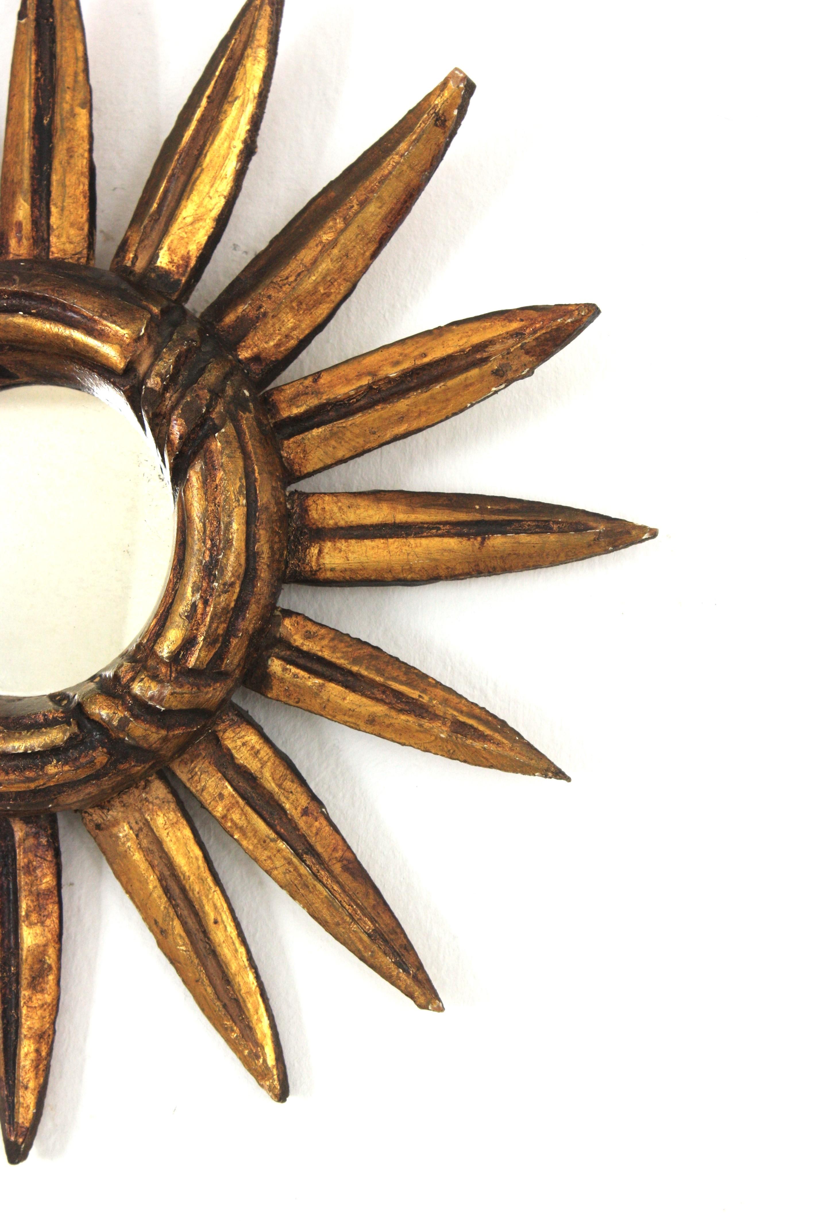 Espagnol Miroir espagnol Sunburst de petite taille en bois doré en vente