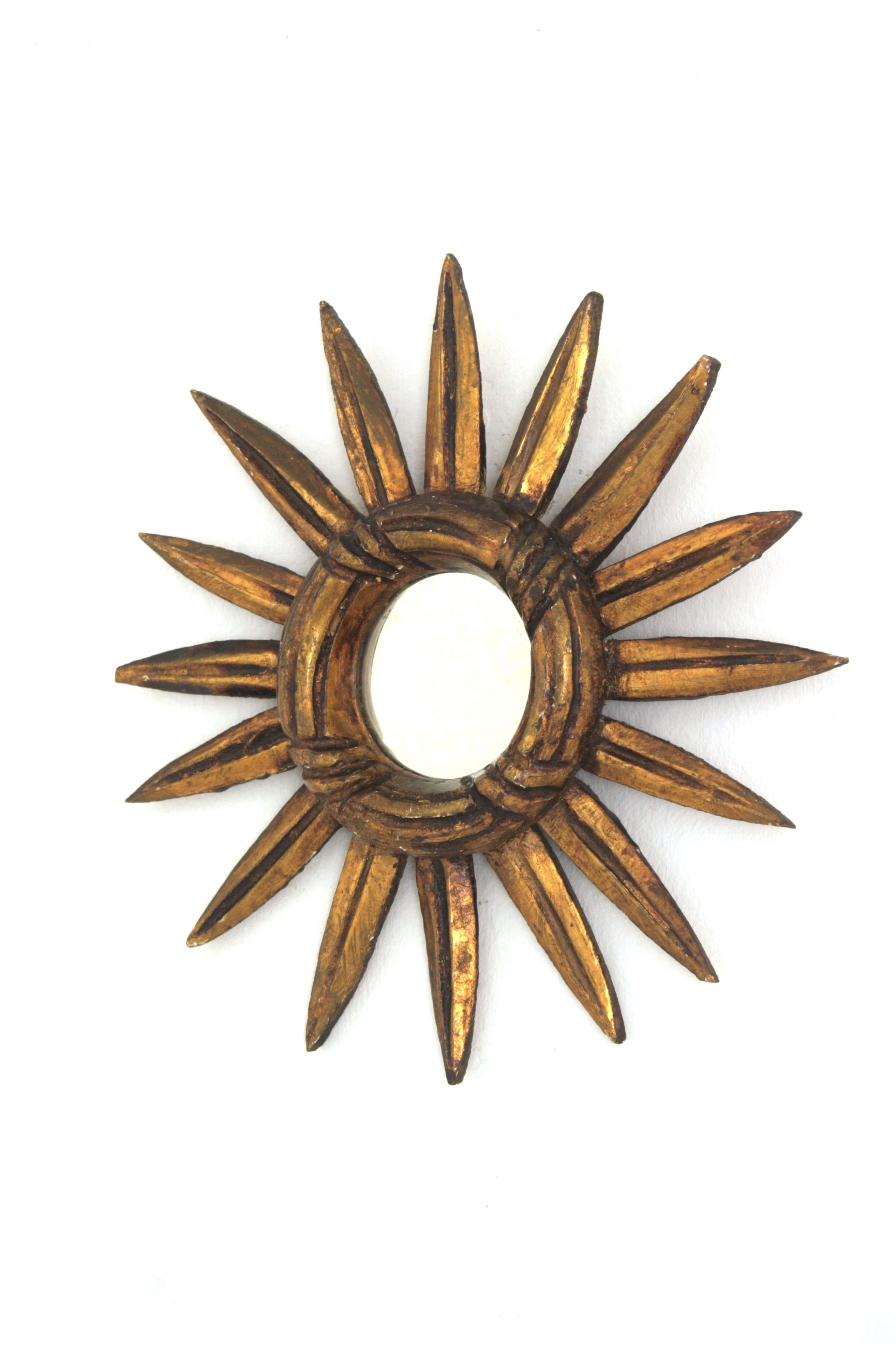 Sculpté Miroir espagnol Sunburst de petite taille en bois doré en vente