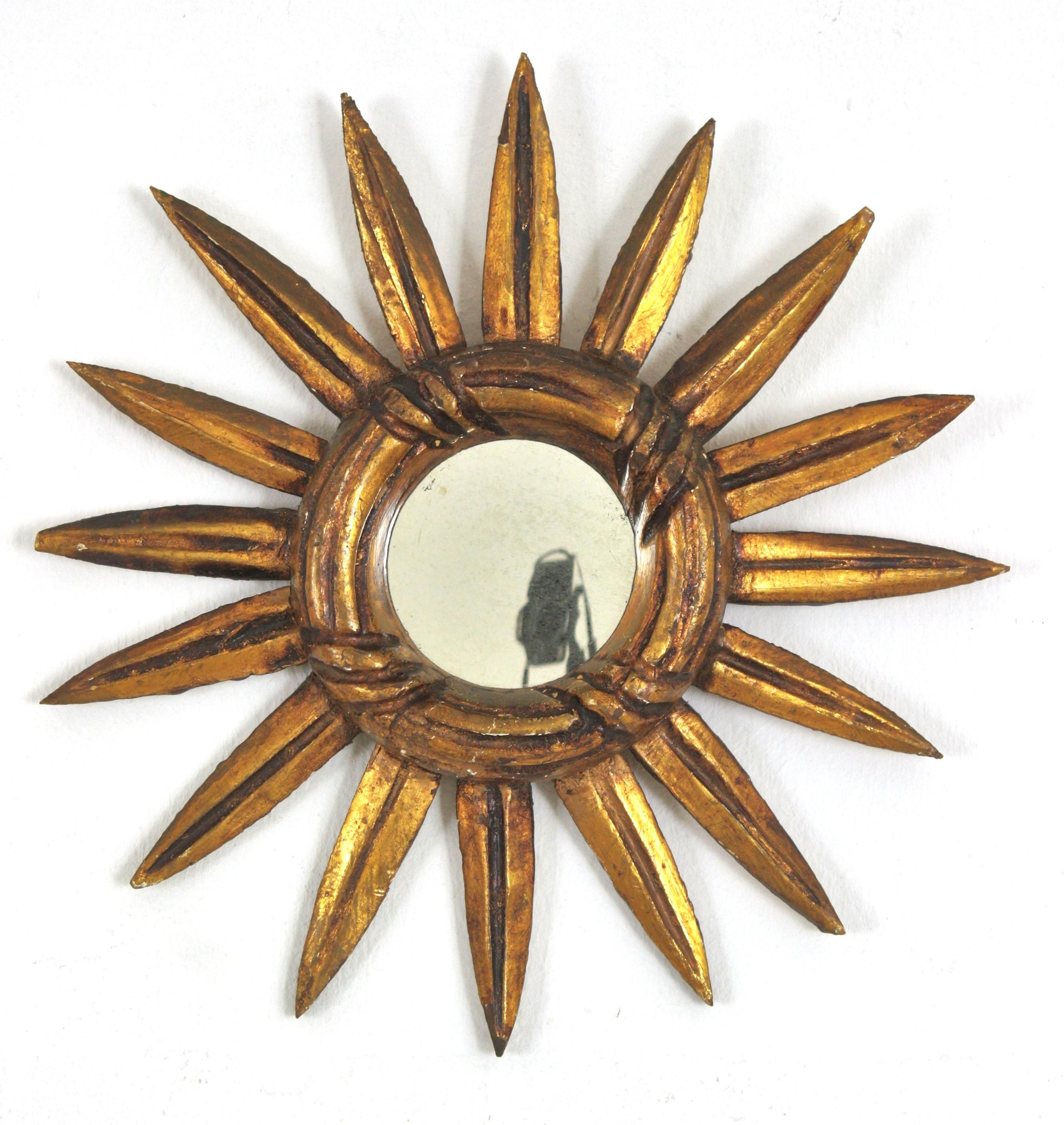 Miroir espagnol Sunburst de petite taille en bois doré Bon état - En vente à Barcelona, ES