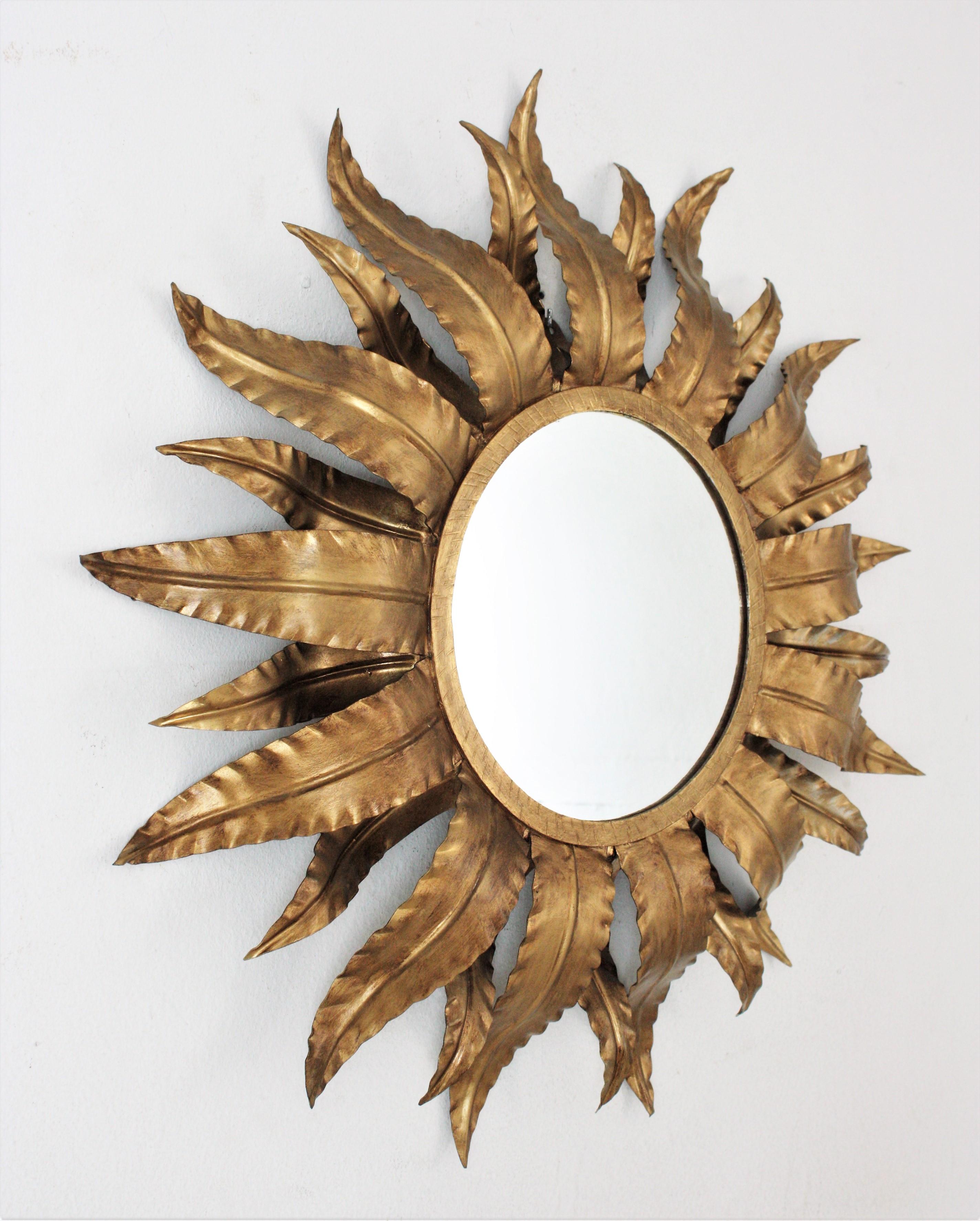 Mid-Century Modern Miroir espagnol Sunburst en métal doré en vente