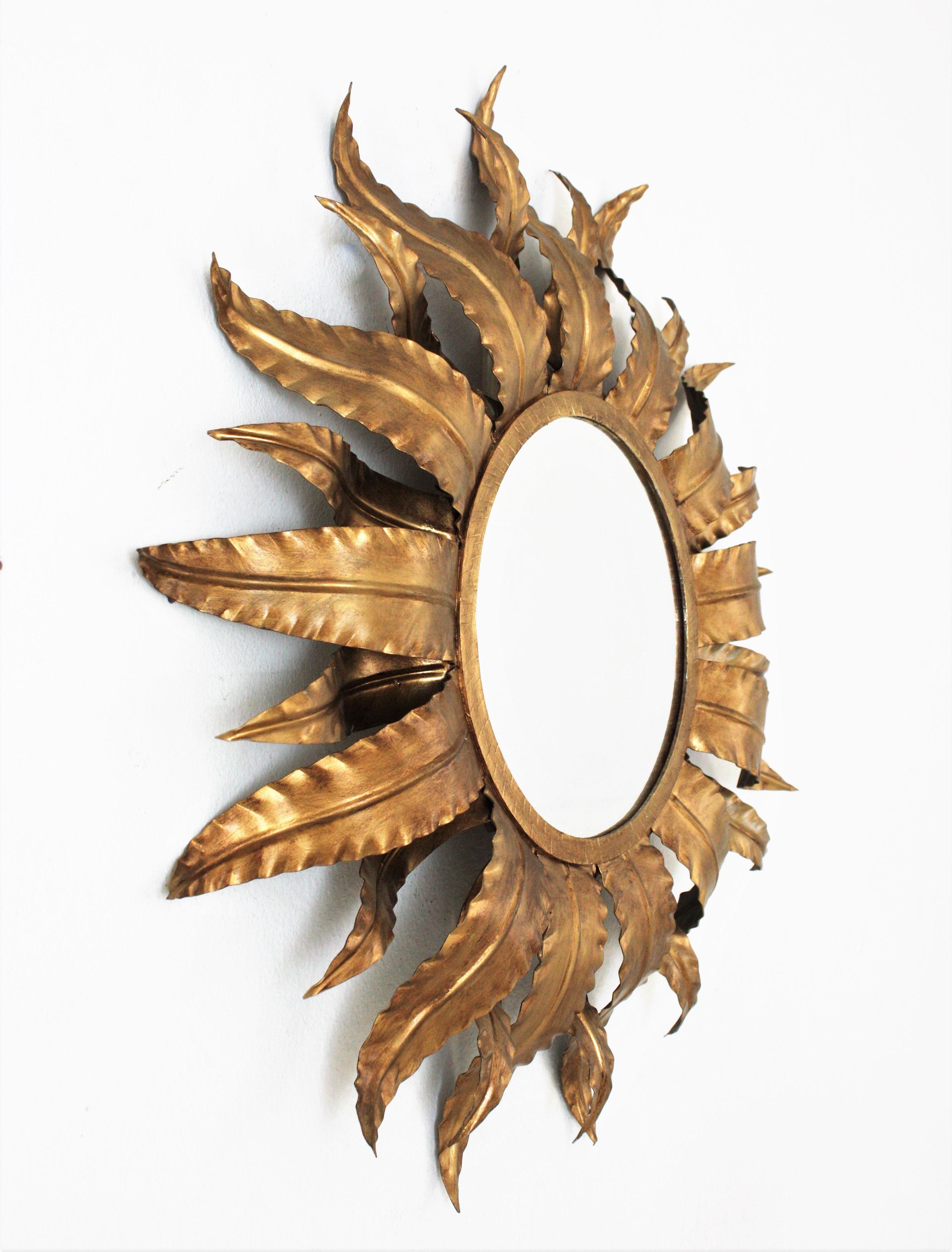 Spanish Sunburst Mirror in Gilt Metal In Good Condition For Sale In Barcelona, ES