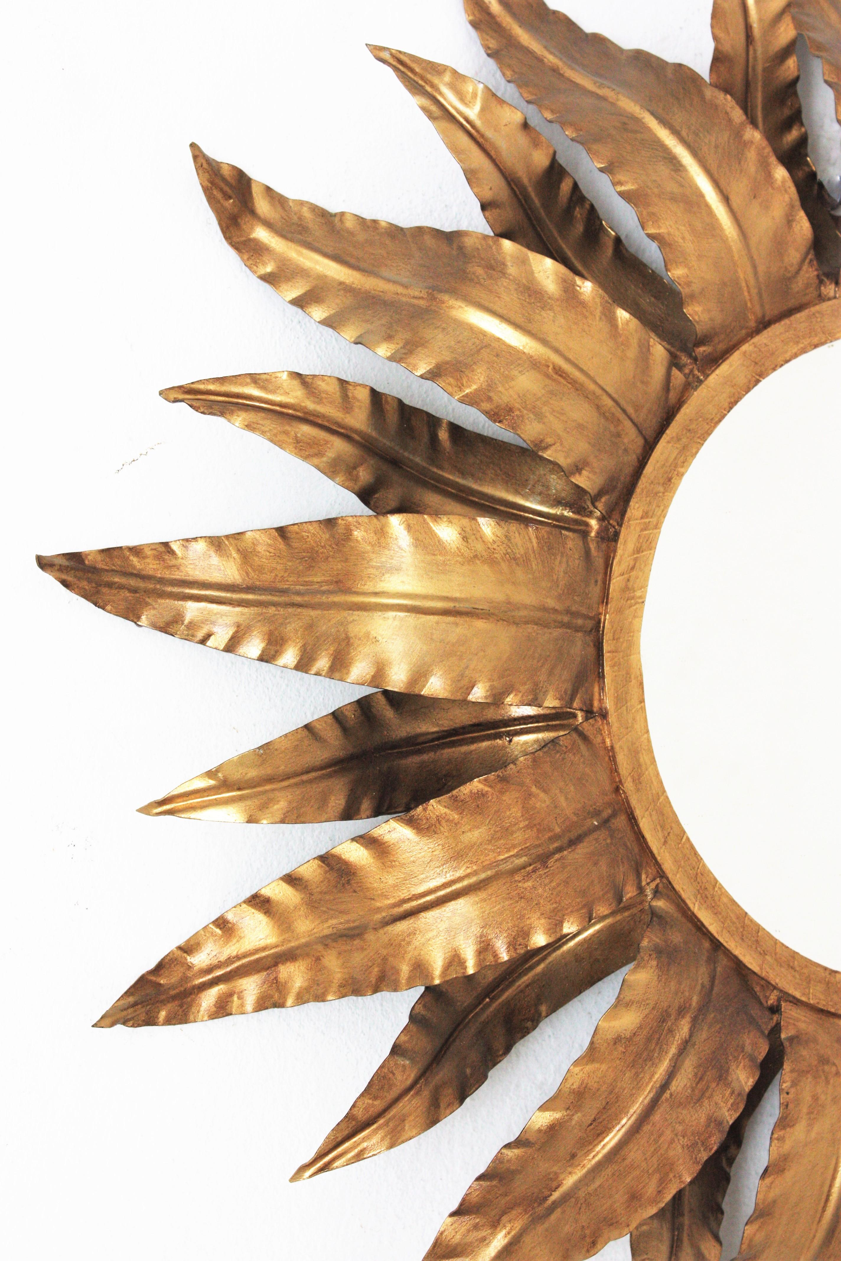 Doré Miroir espagnol Sunburst en métal doré en vente