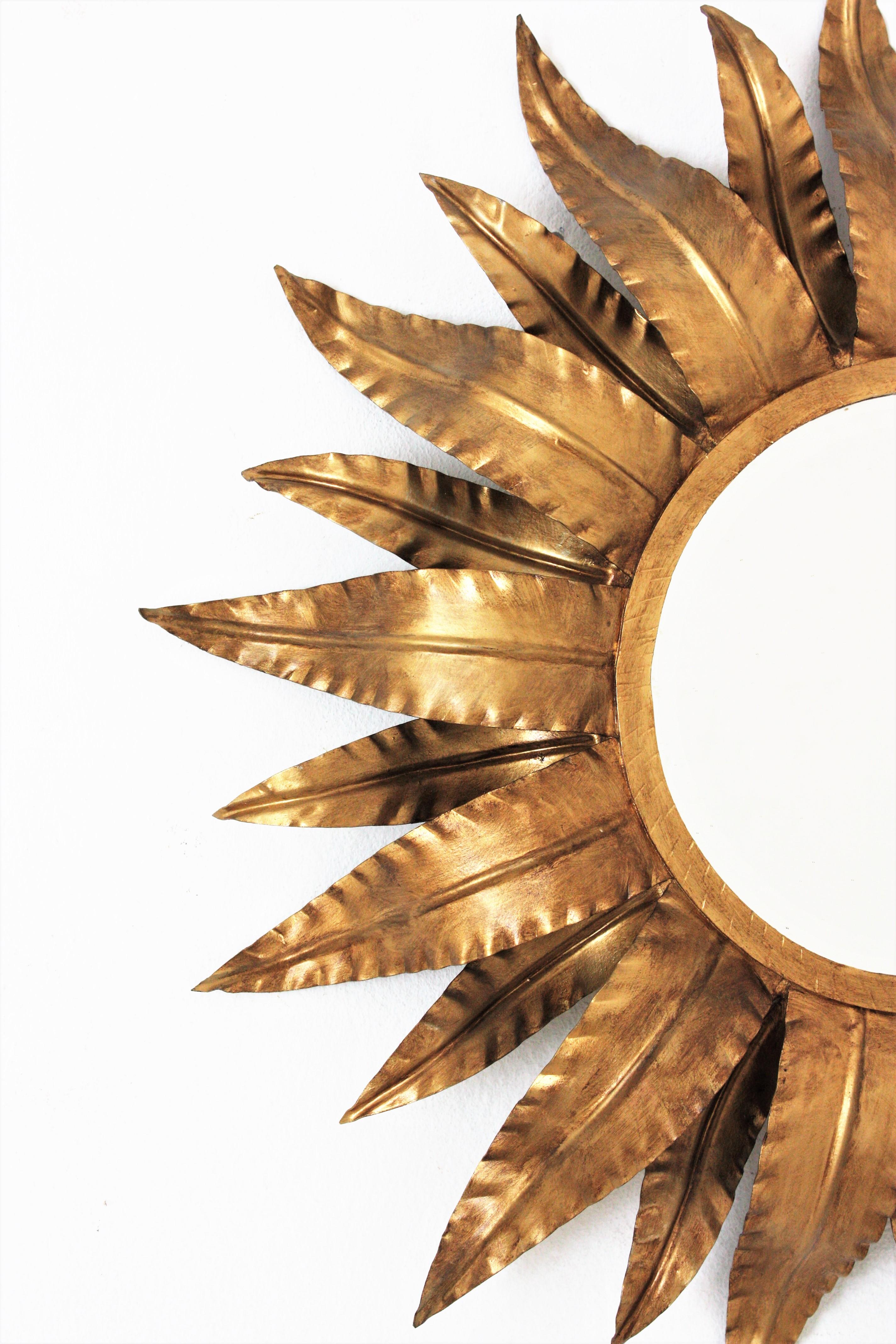Miroir espagnol Sunburst en métal doré Bon état - En vente à Barcelona, ES