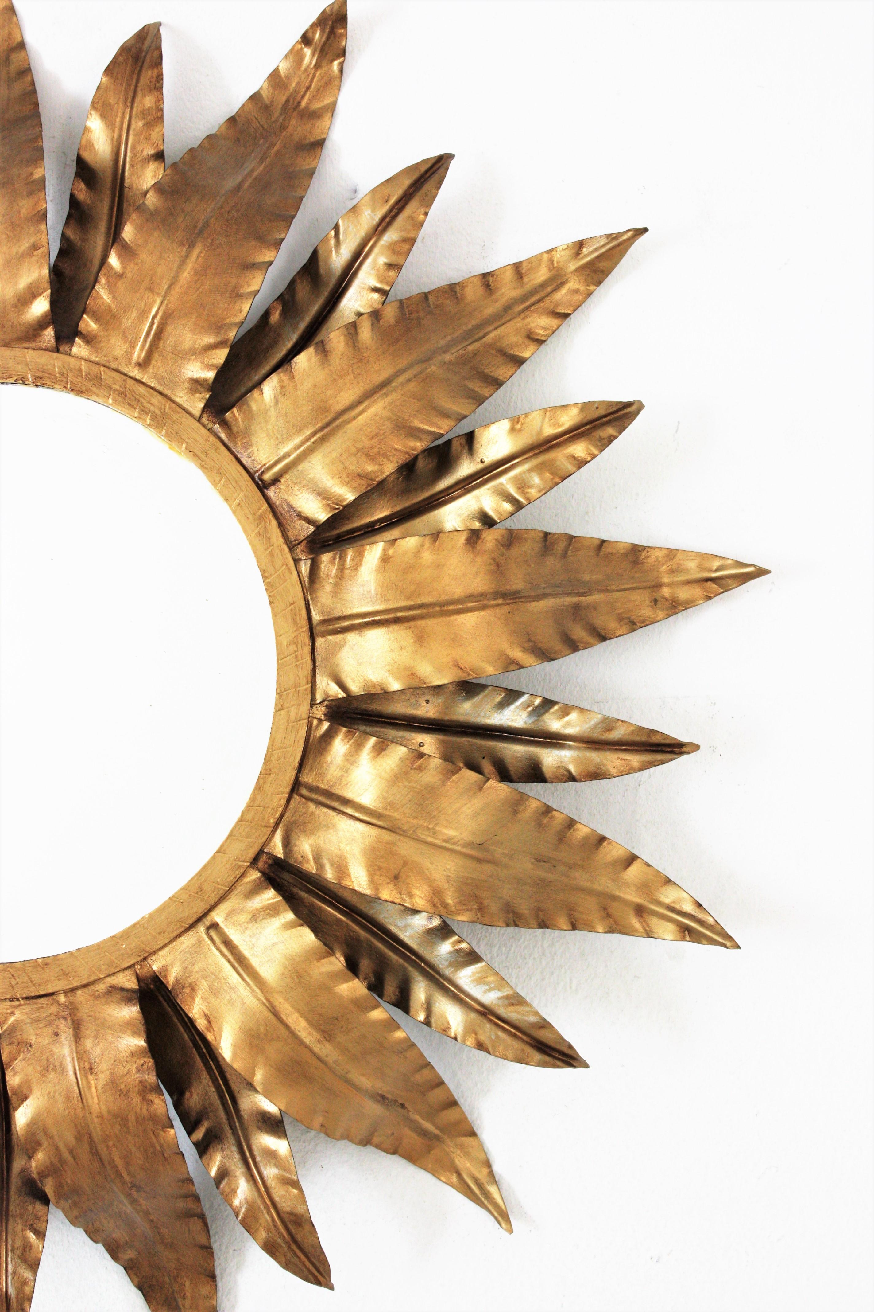 20ième siècle Miroir espagnol Sunburst en métal doré en vente