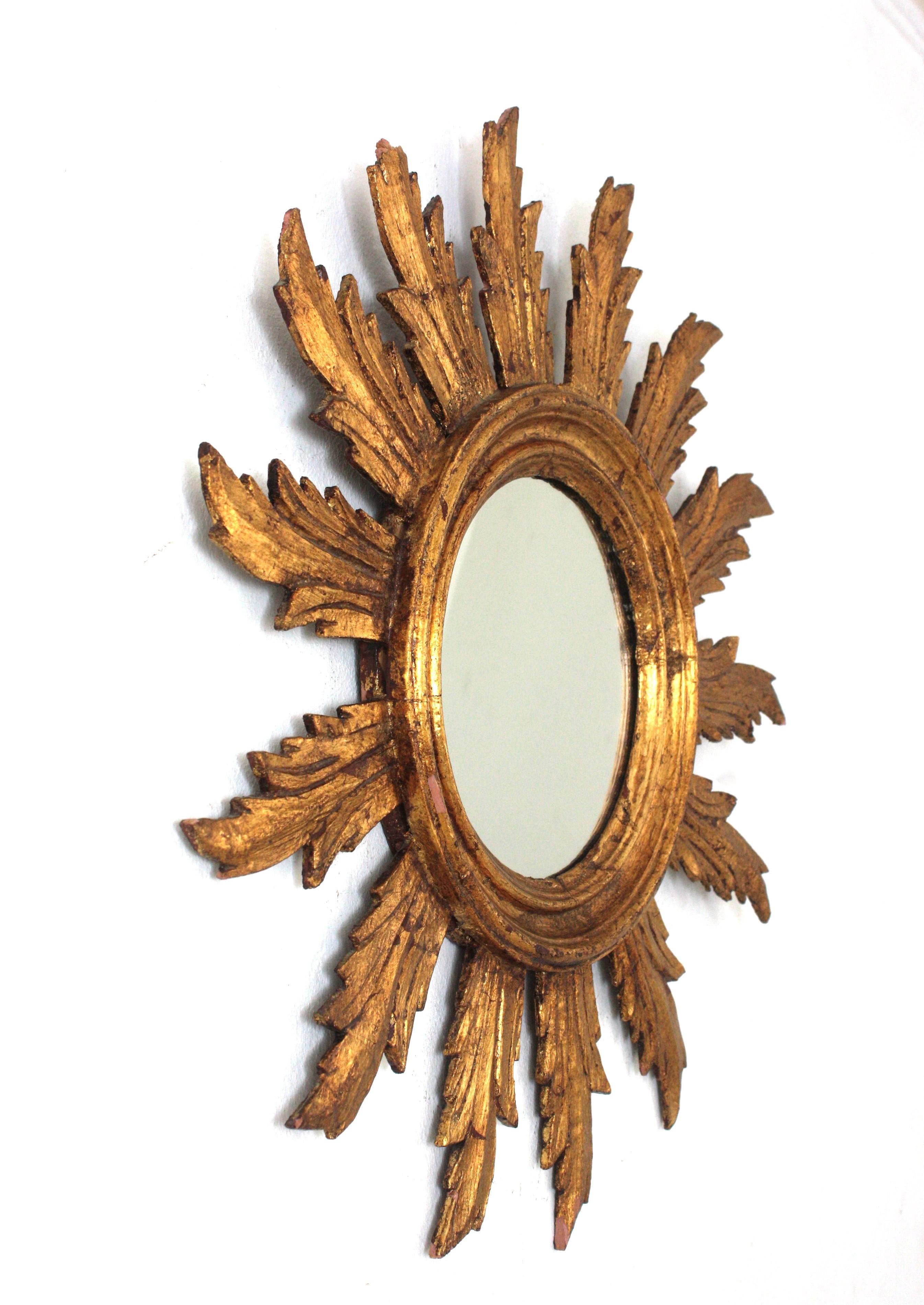 Spanish Sunburst Mirror in Carved Giltwood, 1950s In Good Condition For Sale In Barcelona, ES