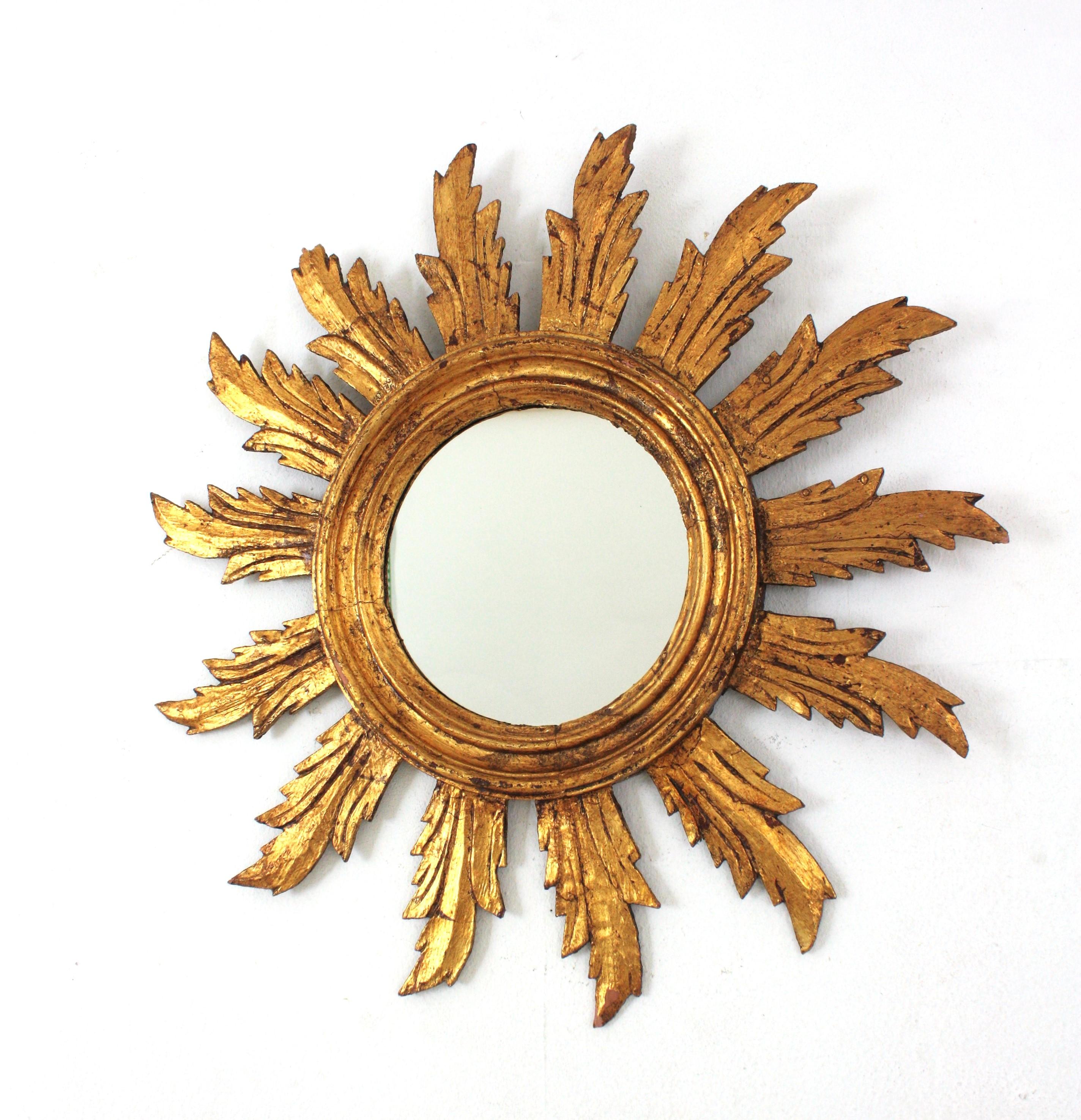 Spanischer Sunburst-Spiegel aus geschnitztem Giltwood, 1950er Jahre im Angebot 3