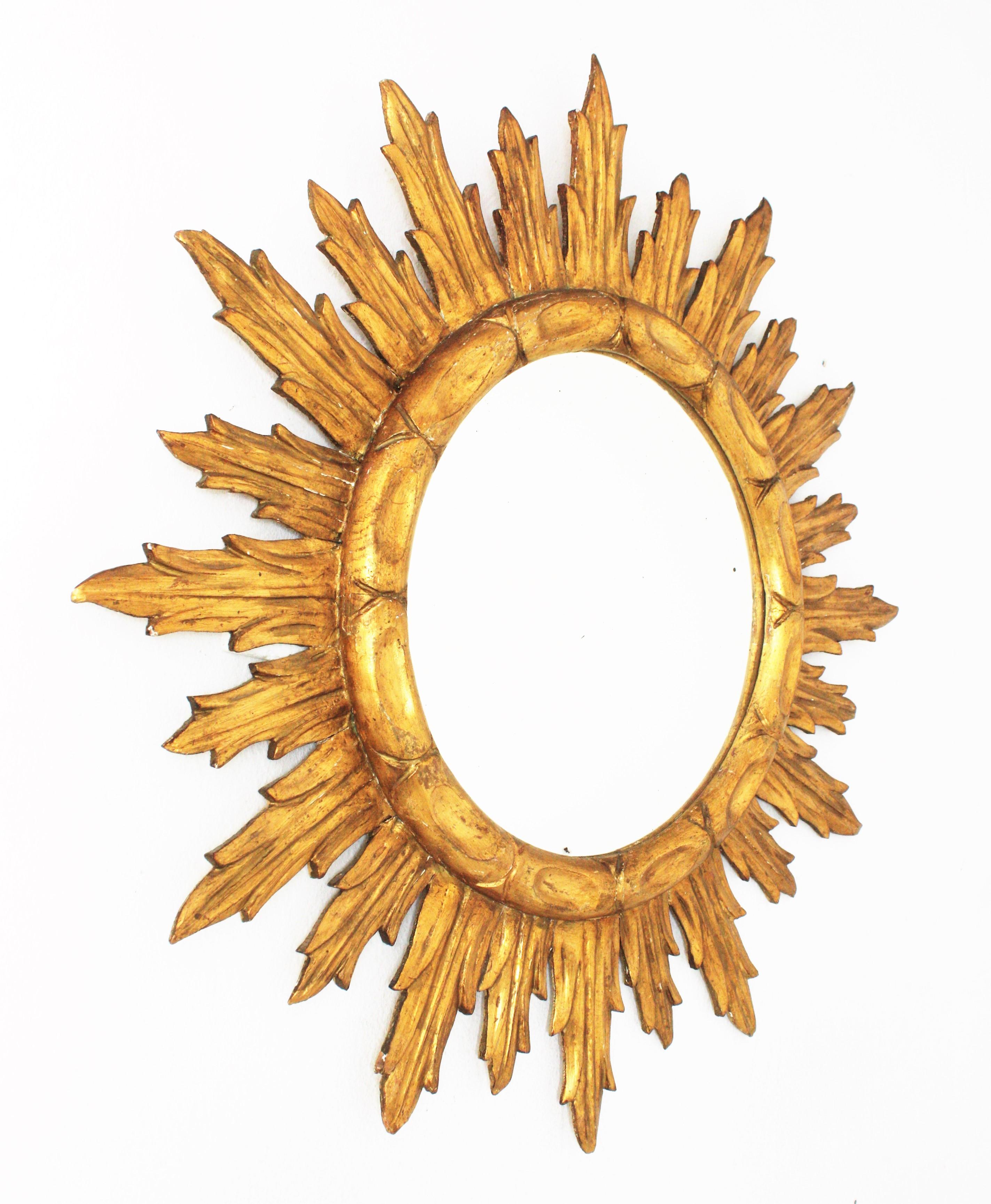 Spanish Sunburst Mirror in Carved Giltwood, 1950s In Good Condition For Sale In Barcelona, ES