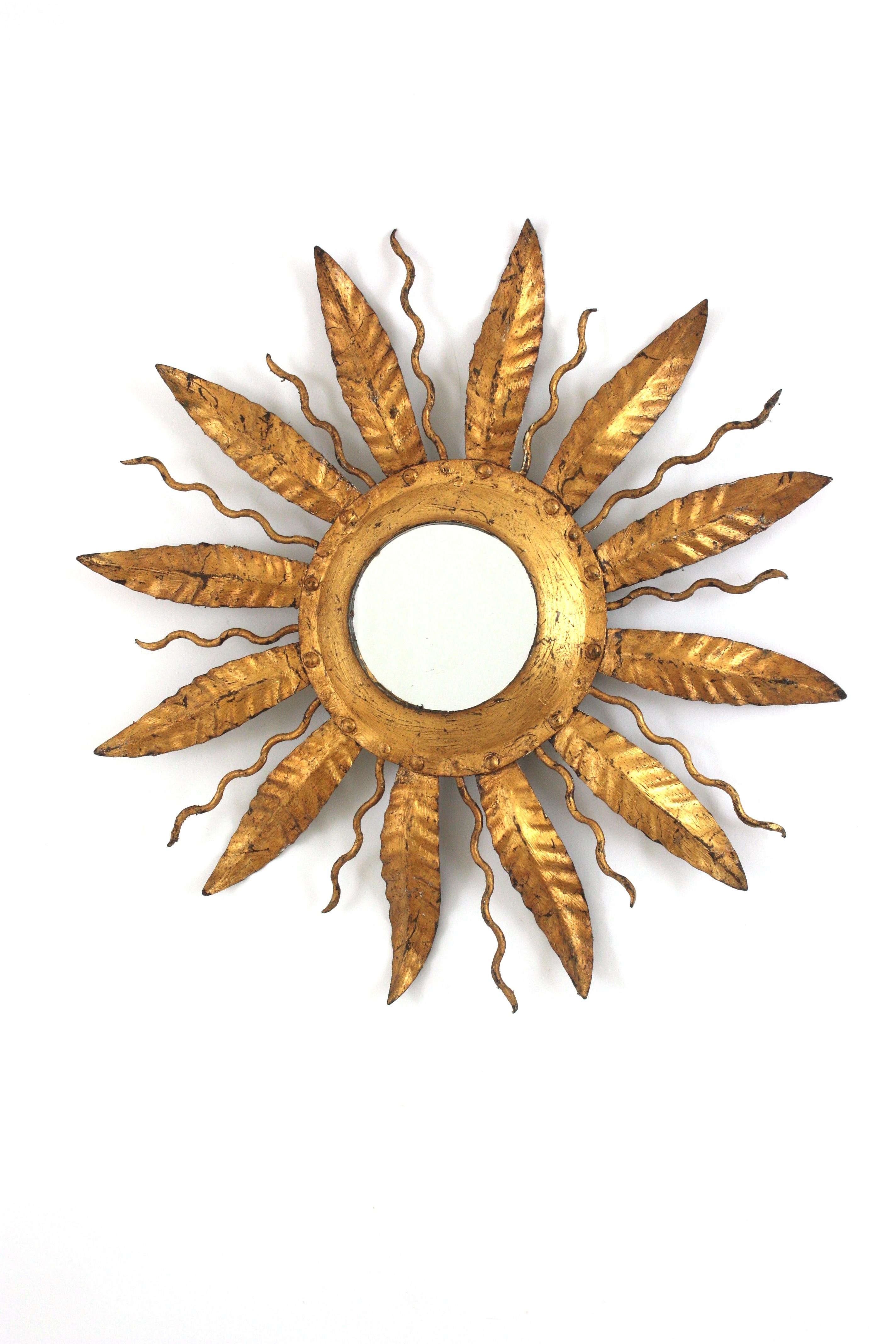 Specchio spagnolo con cornice in ferro dorato, raggi di sole e foglie, anni '50 in vendita 2